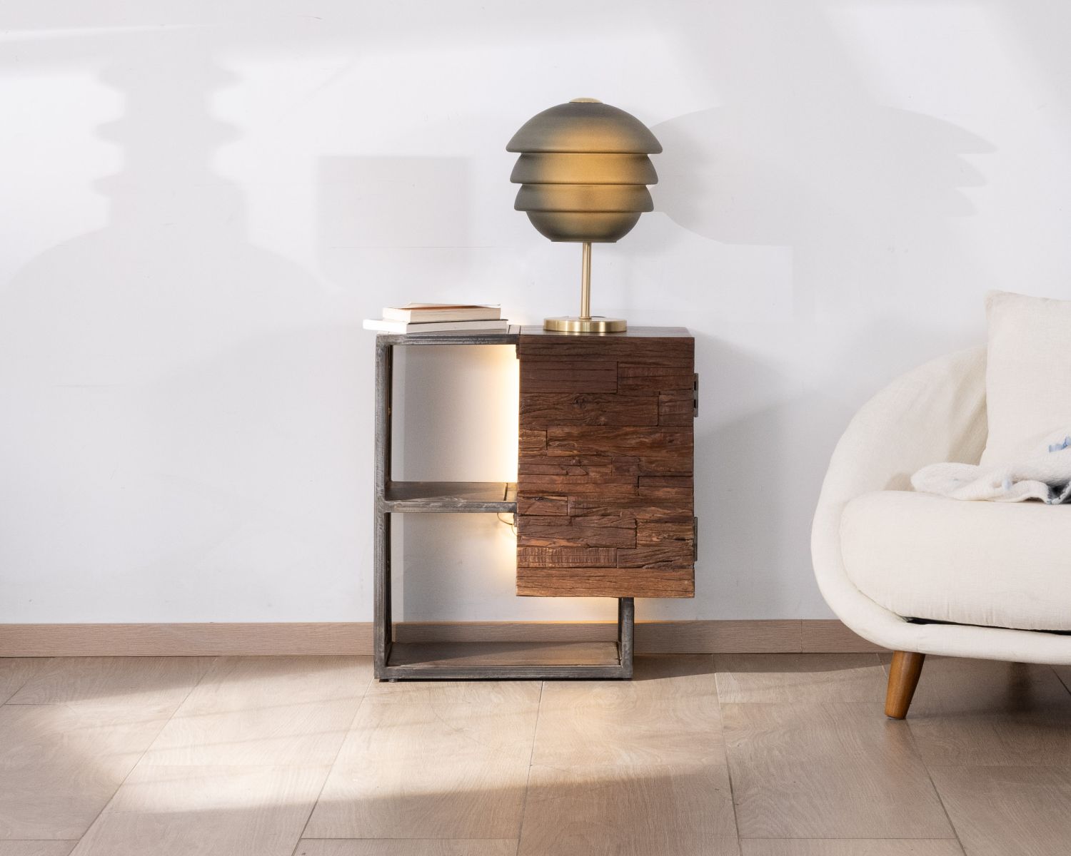 Comodino destrutturato "Crescendo" in acacia e metallo