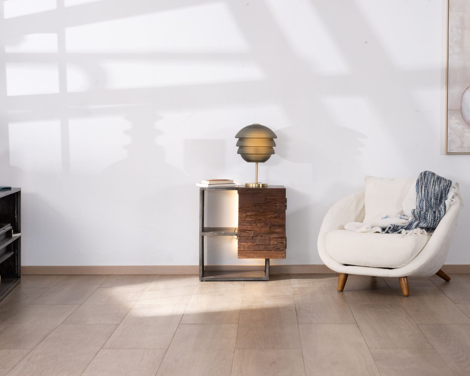 Comodino destrutturato "Crescendo" in acacia e metallo