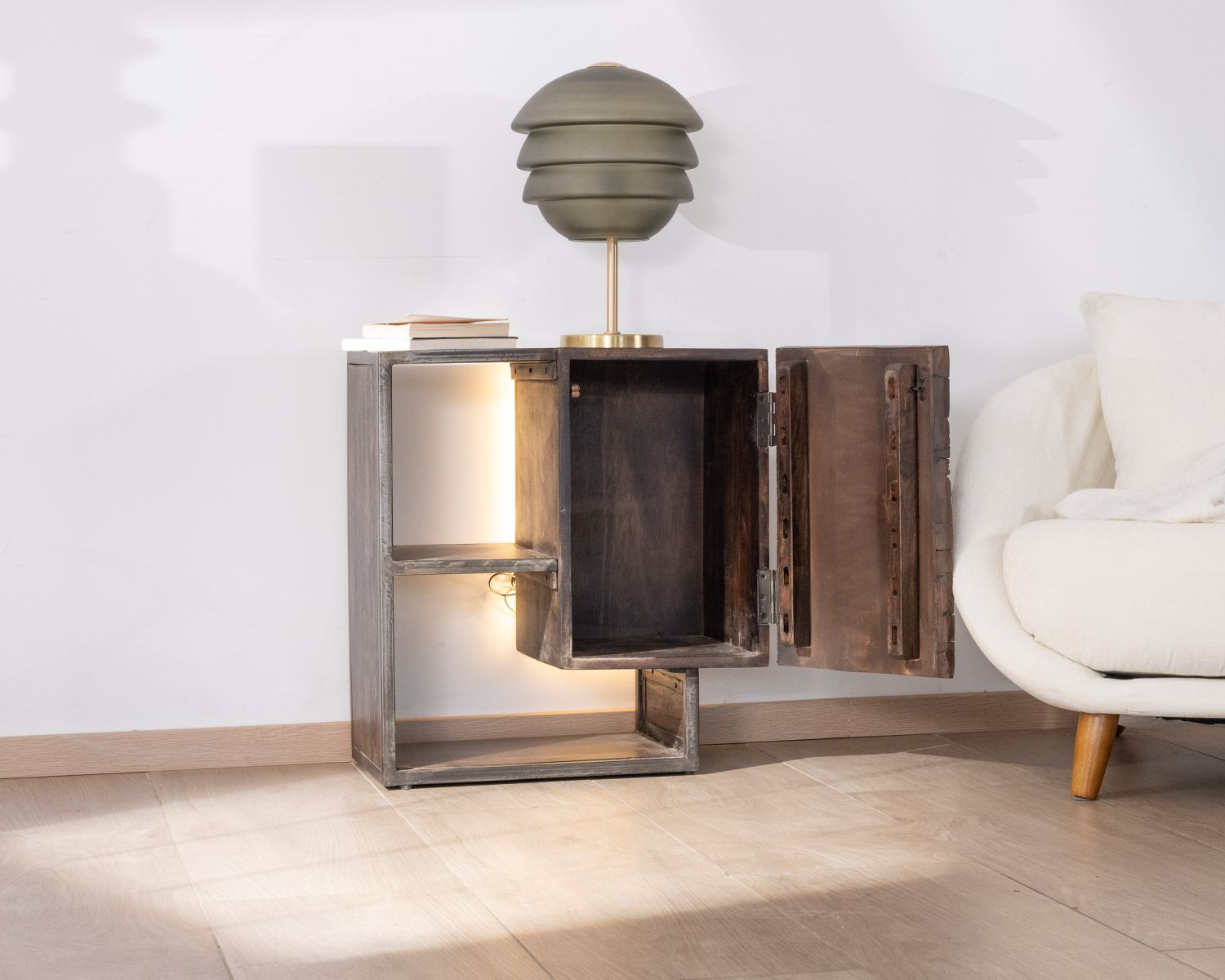 Comodino destrutturato "Crescendo" in acacia e metallo