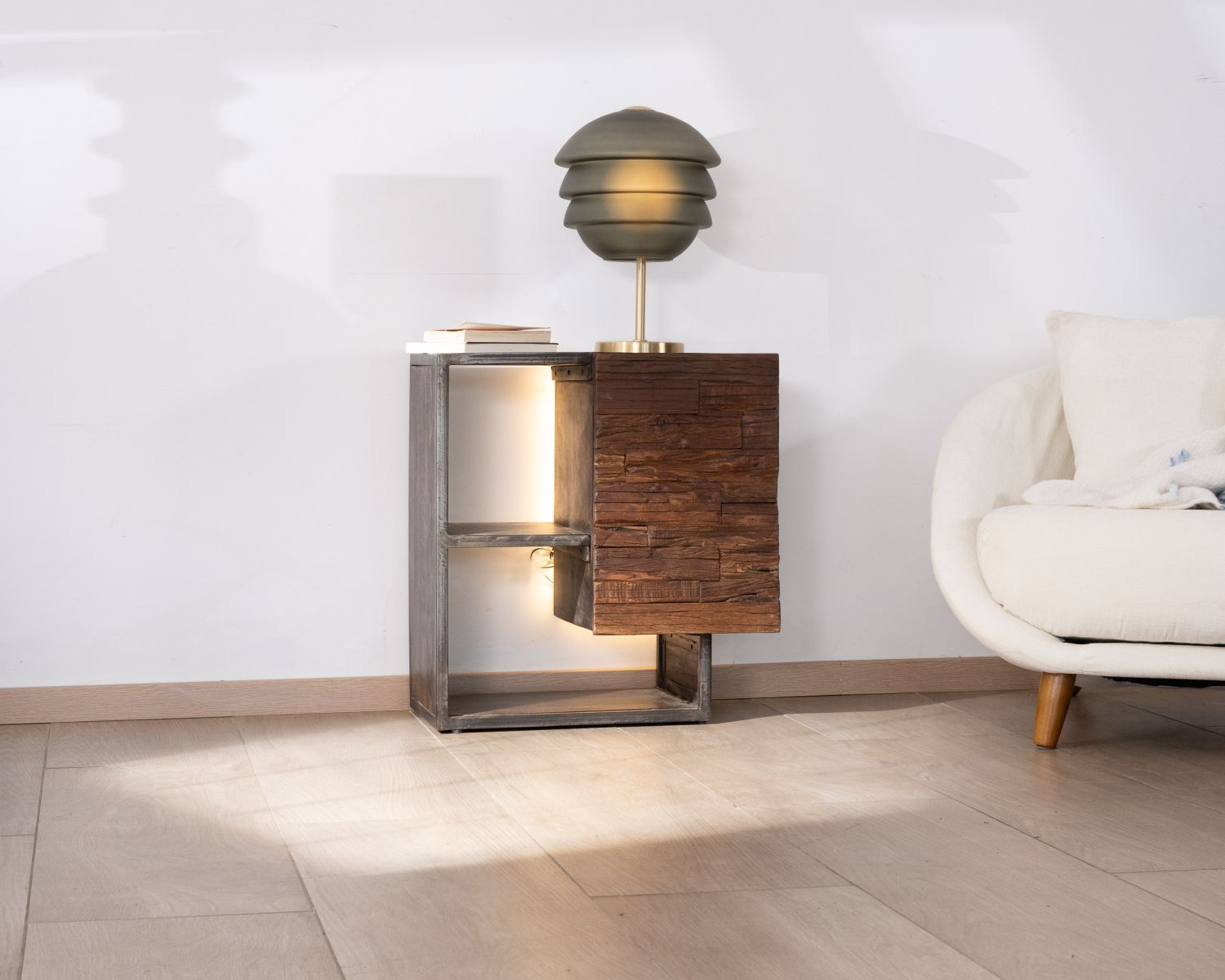 Comodino destrutturato "Crescendo" in acacia e metallo