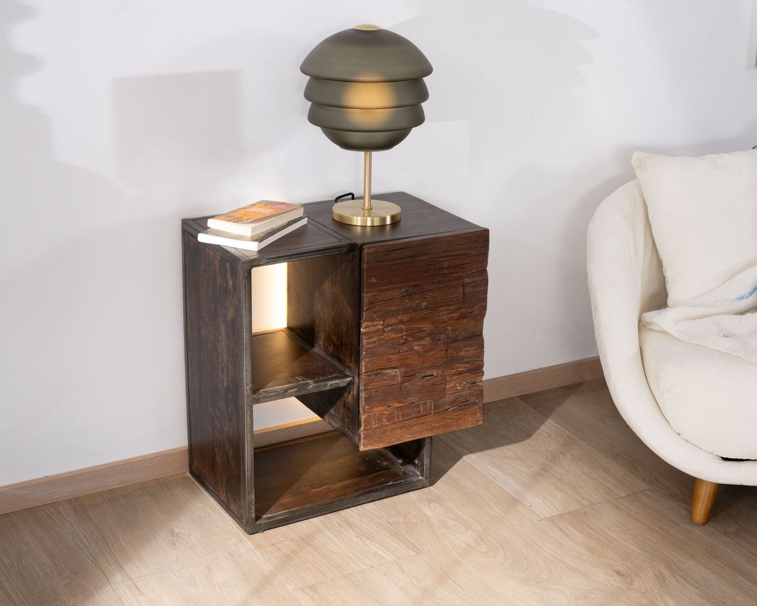 Comodino destrutturato "Crescendo" in acacia e metallo