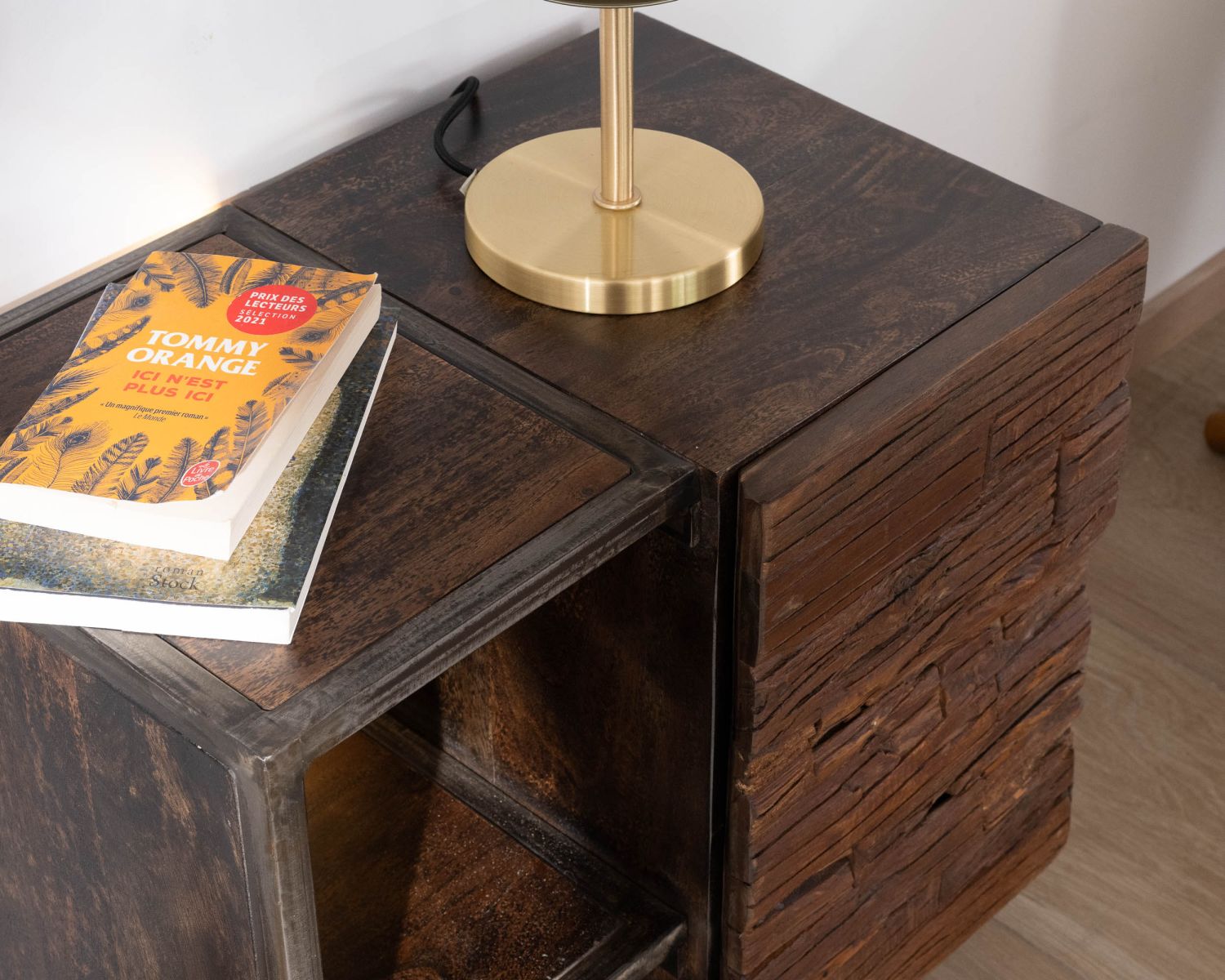 Comodino destrutturato "Crescendo" in acacia e metallo