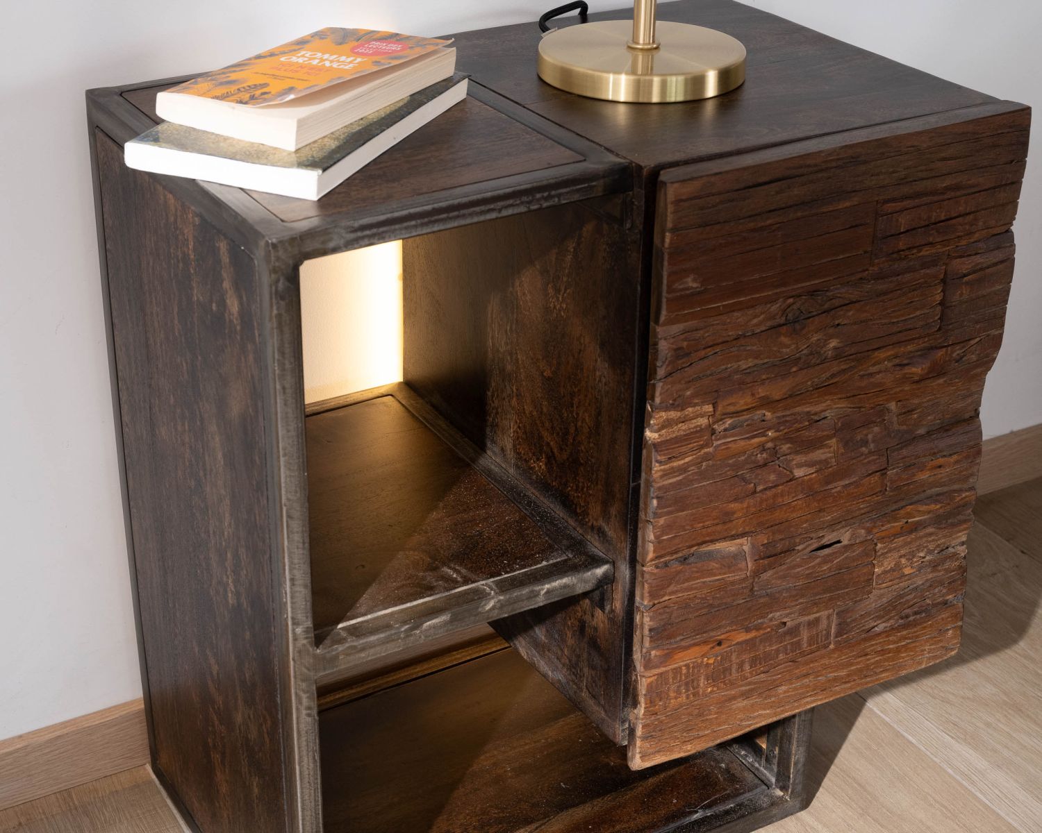 Comodino destrutturato "Crescendo" in acacia e metallo