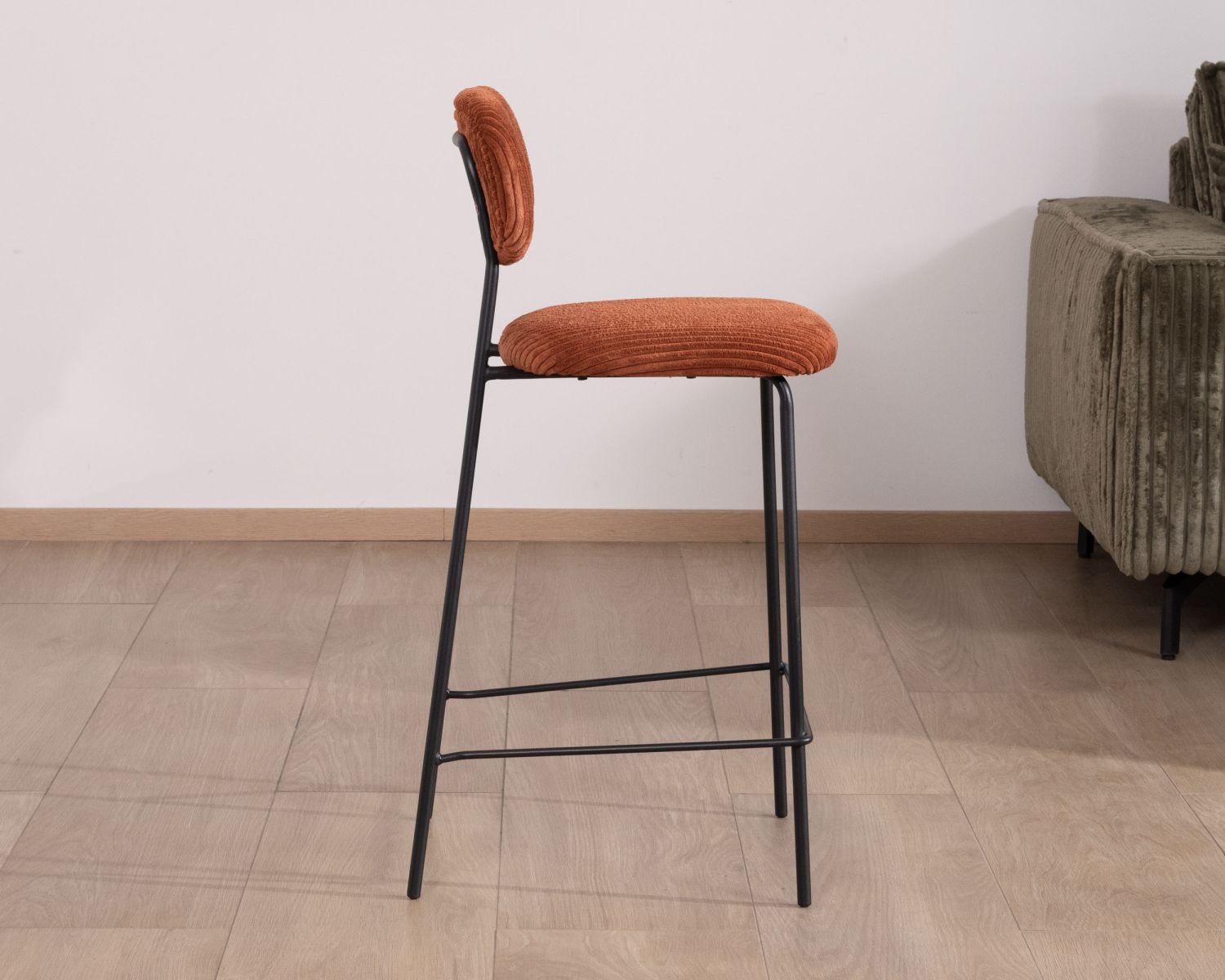 Set di 4 sedie da bar in stile vintage "Kulmino" in velluto terracotta con gambe in metallo nero 