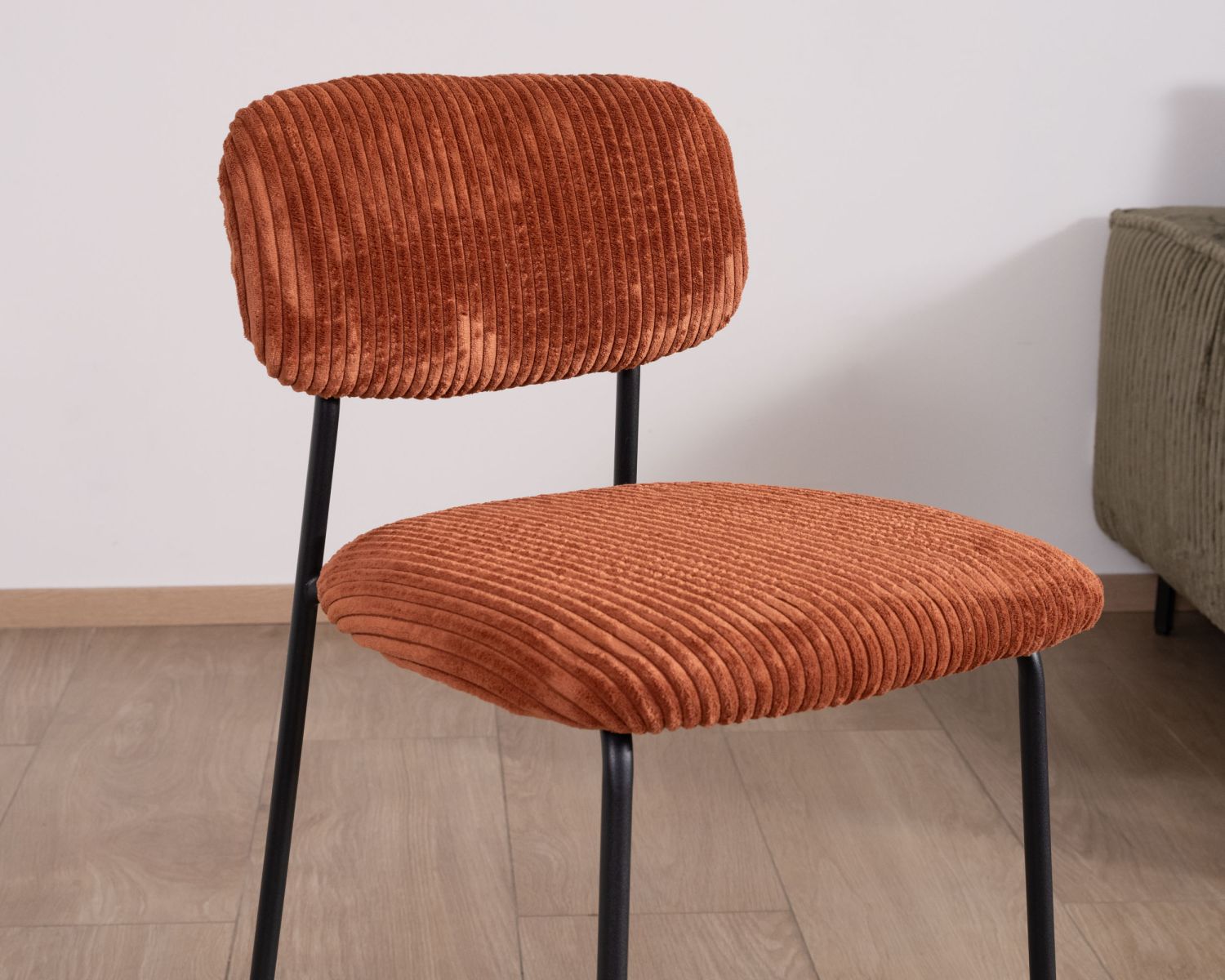 Set di 4 sedie da bar in stile vintage "Kulmino" in velluto terracotta con gambe in metallo nero 