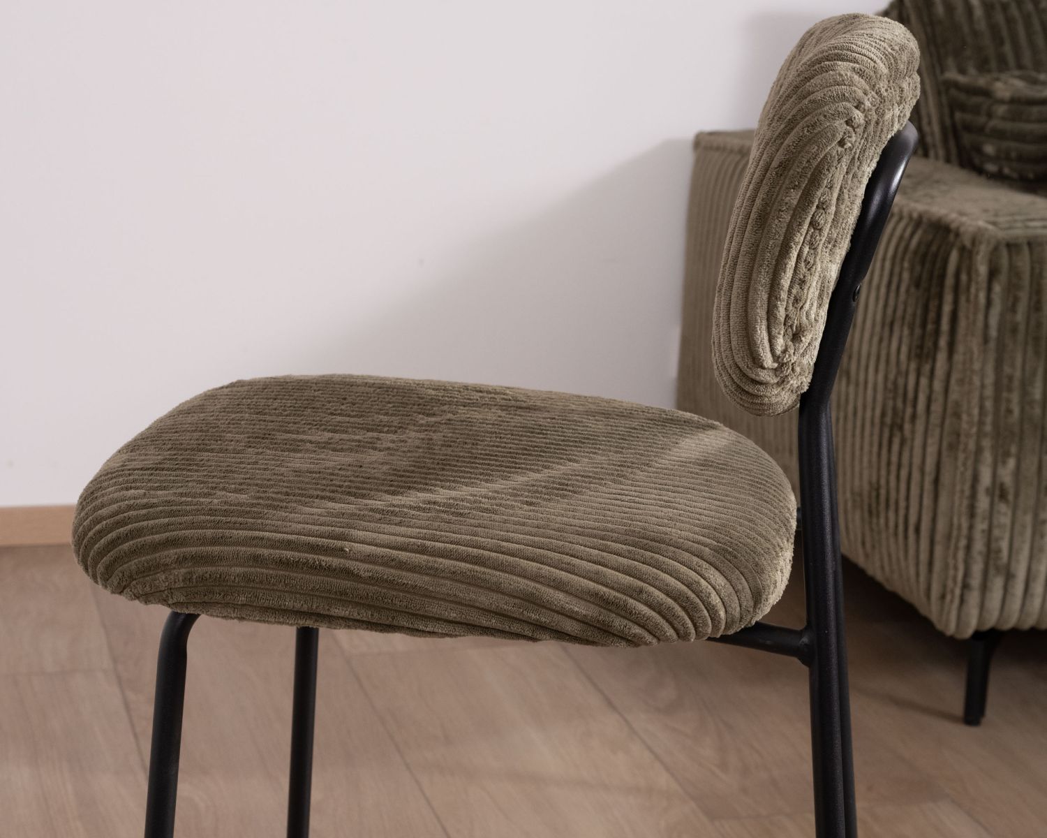 Set di 4 sedie da bar "Kulmino" in velluto a coste color kaki retrò con gambe in metallo nero