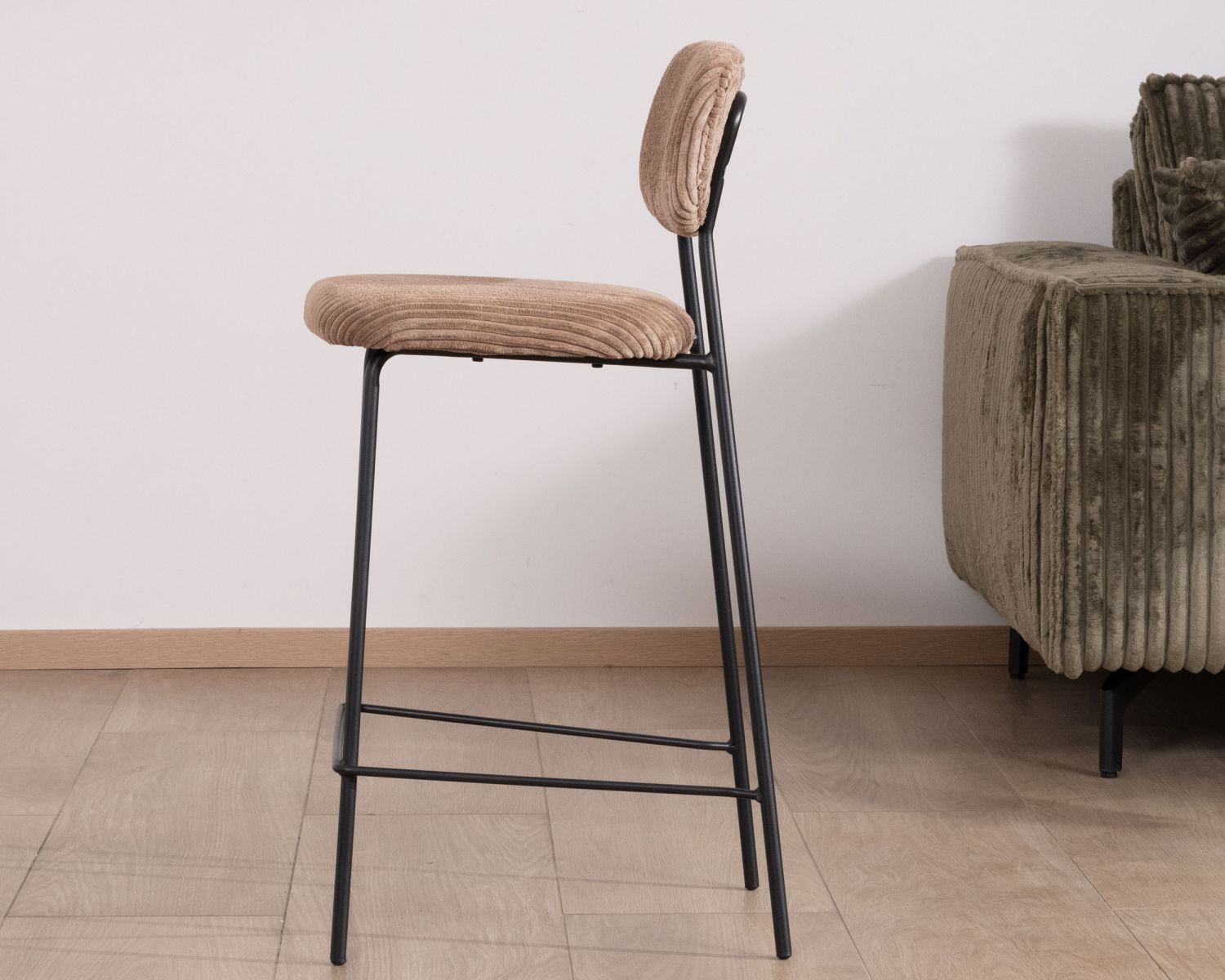 Set di 4 sedie da bar in stile vintage "Kulmino" in velluto a coste color cammello con gambe in metallo nero