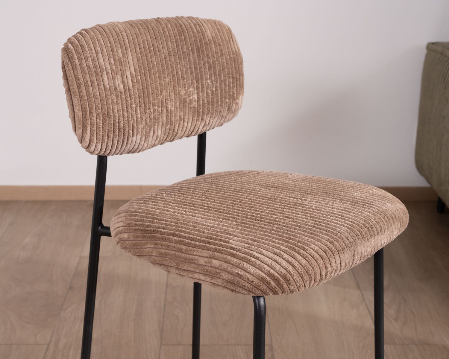 Set di 4 sedie da bar in stile vintage "Kulmino" in velluto a coste color cammello con gambe in metallo nero