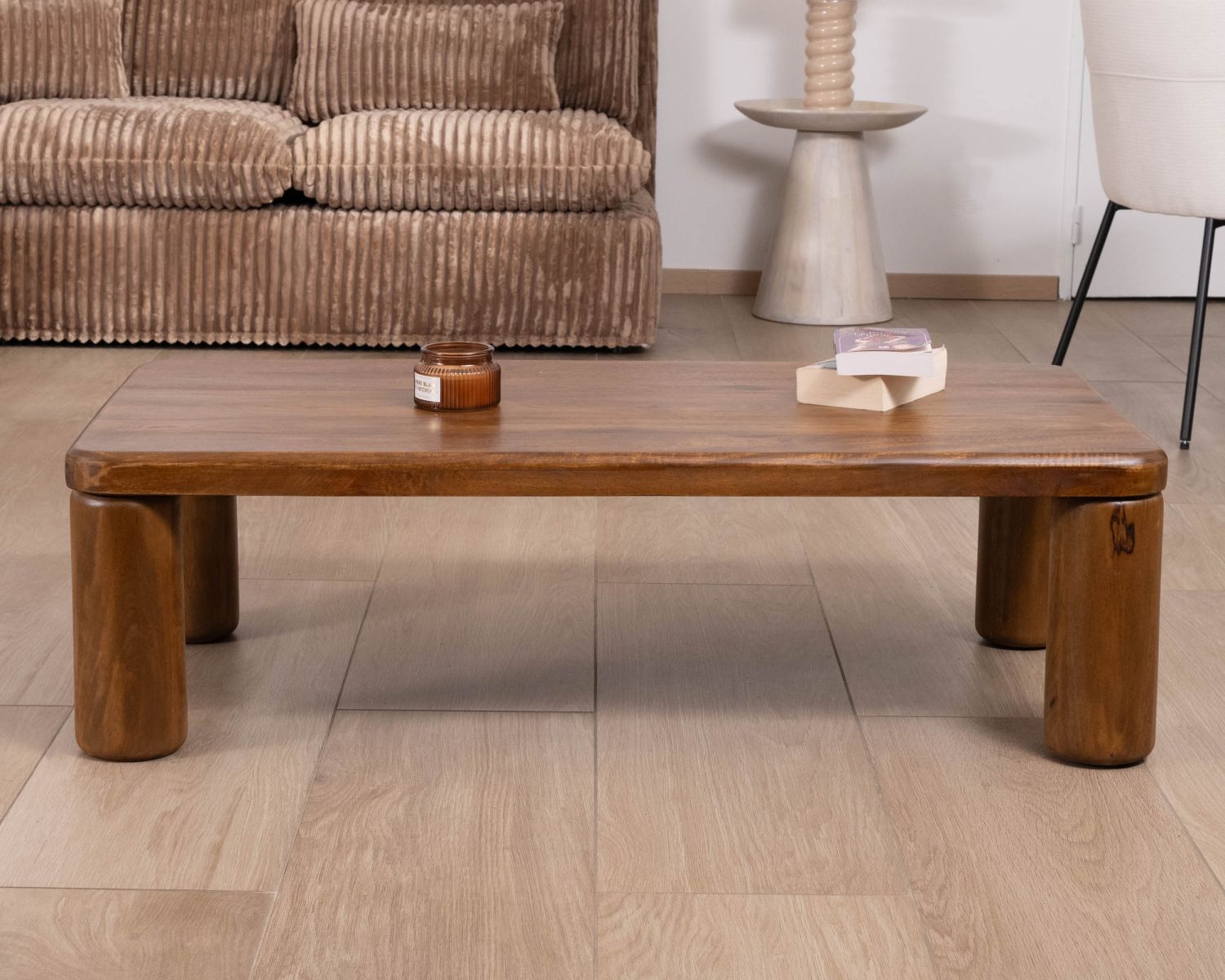 Tavolino di puro design con gambe rotonde "Padouk" in legno massiccio di mango