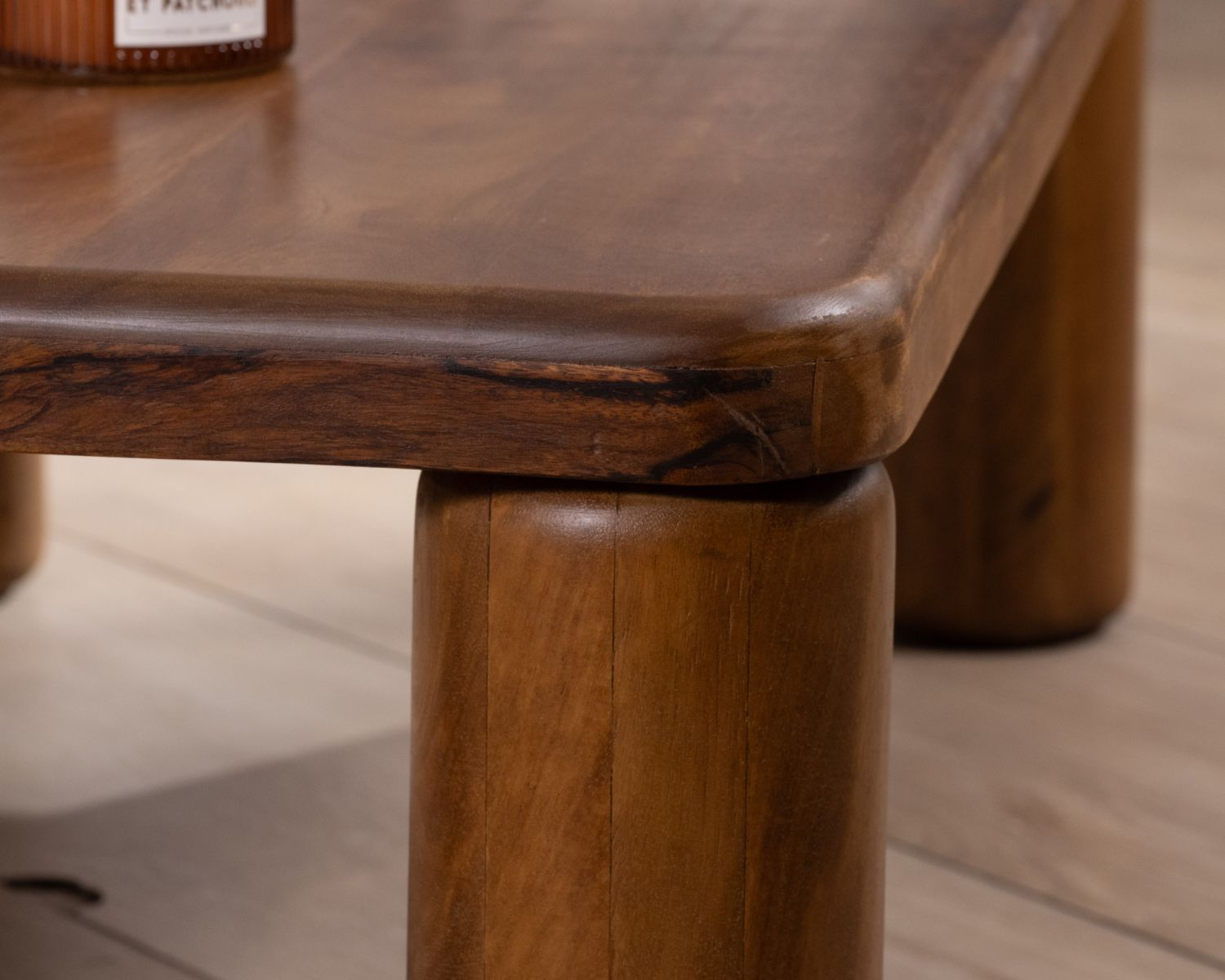 Tavolino di puro design con gambe rotonde "Padouk" in legno massiccio di mango