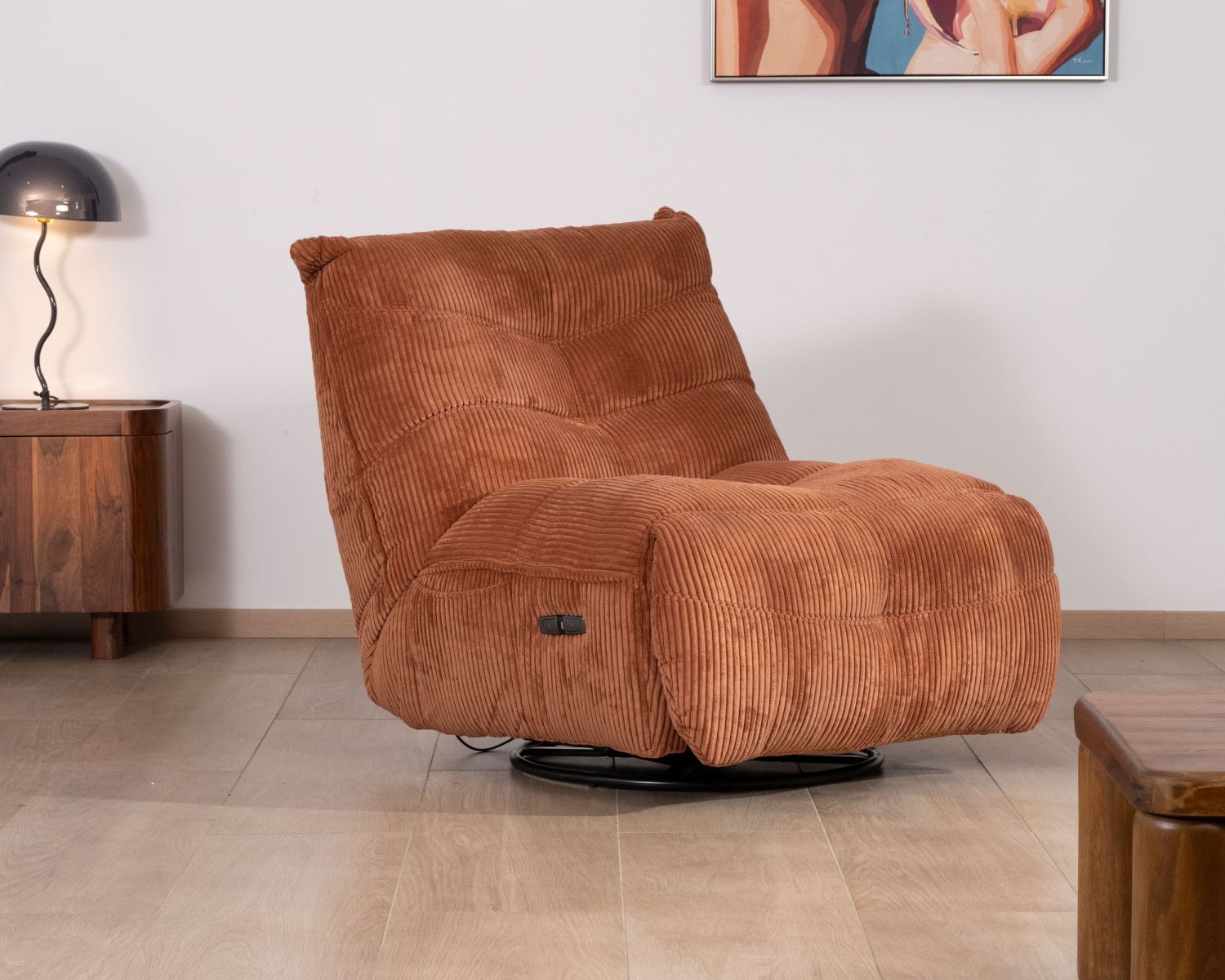 Poltrona avvolgente "Cascada" in velluto a coste color terracotta con poggiapiedi ribaltabile