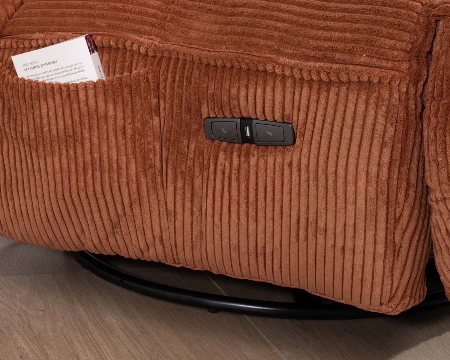 Poltrona avvolgente "Cascada" in velluto a coste color terracotta con poggiapiedi ribaltabile