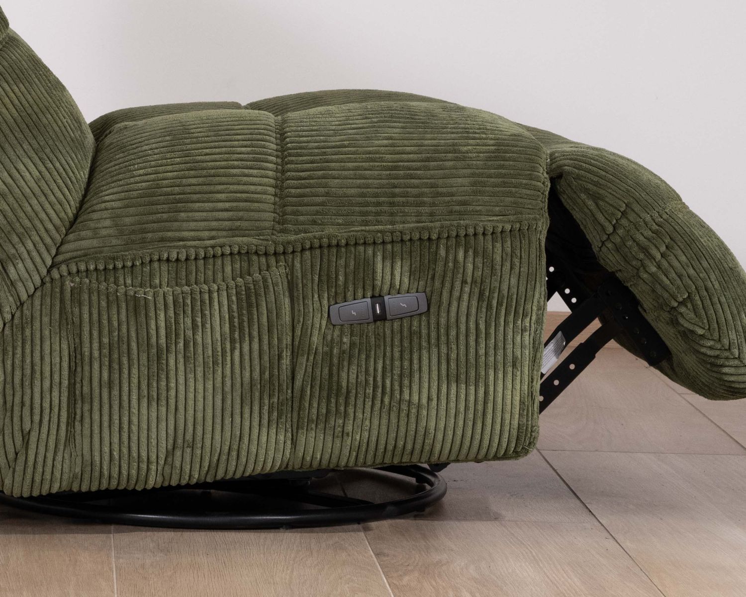 Poltrona reclinabile "Cascada" in velluto a coste verde con reclinatore elettrico