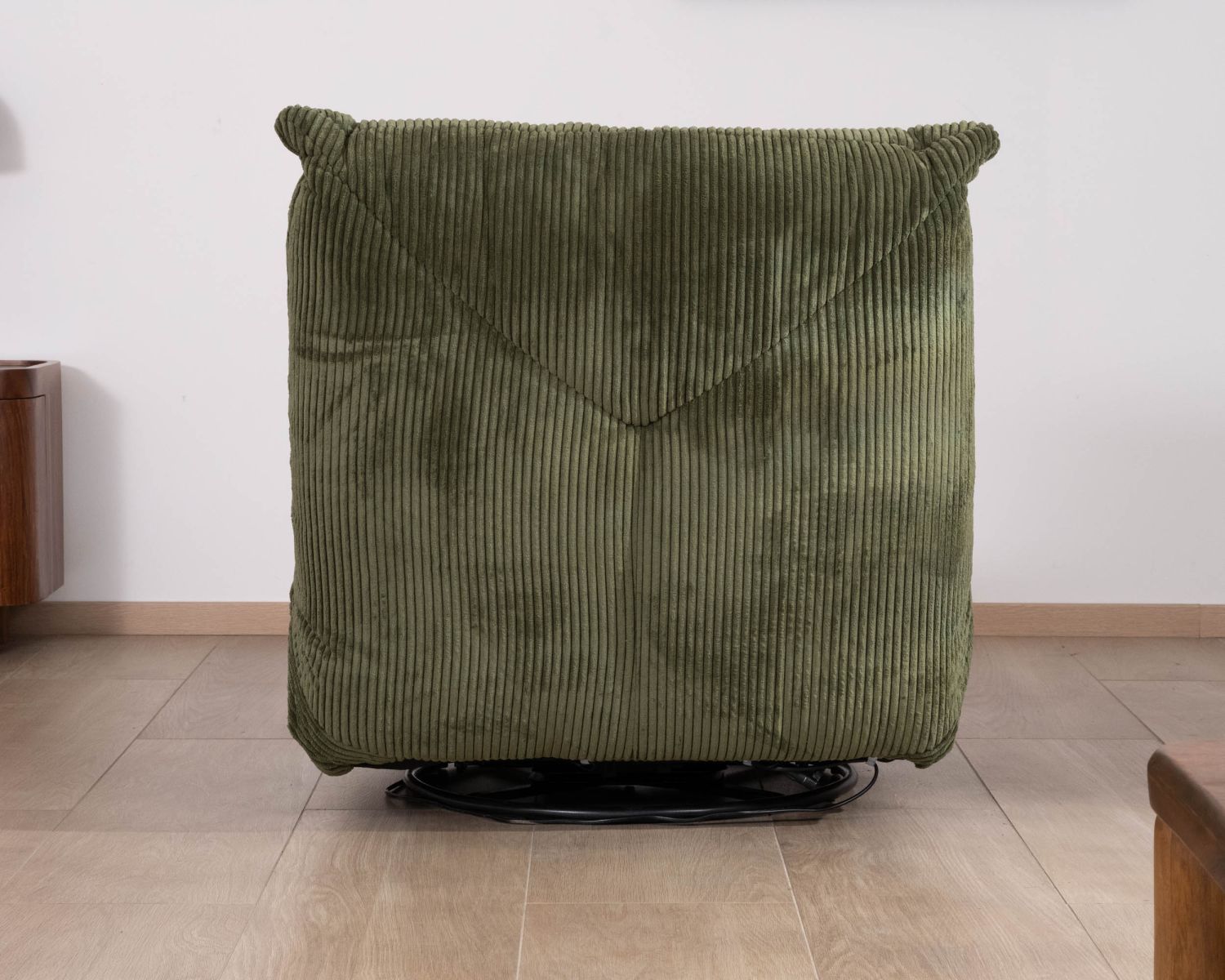 Poltrona reclinabile "Cascada" in velluto a coste verde con reclinatore elettrico