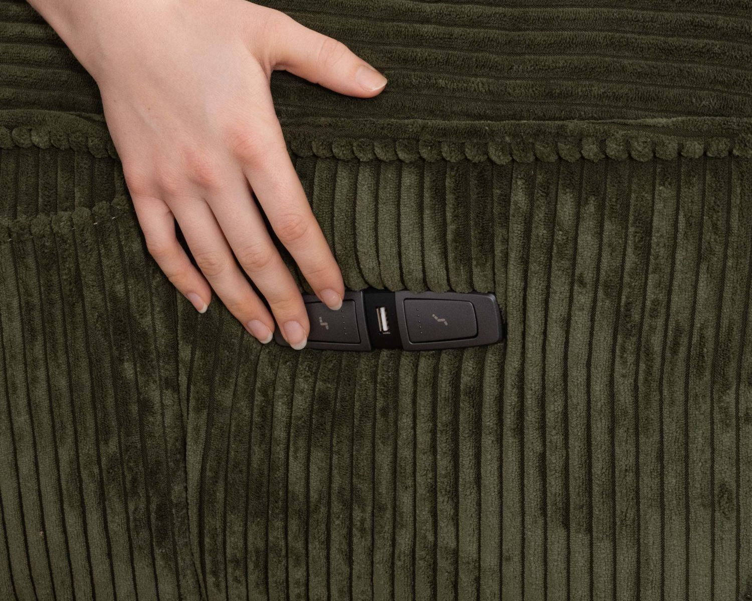 Poltrona reclinabile "Cascada" in velluto a coste verde con reclinatore elettrico