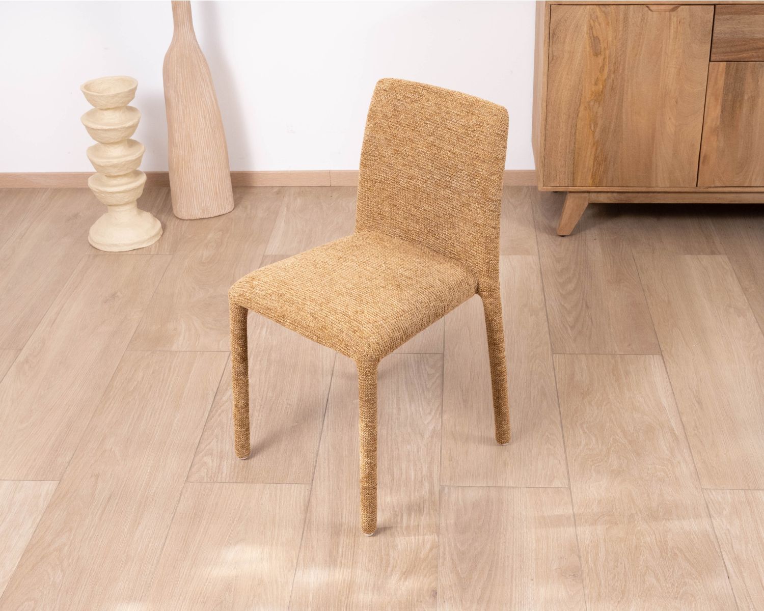 Set di 4 sedie di design "Otto" in tessuto giallo oro brillante con rivestimento tessile completo e design contemporaneo