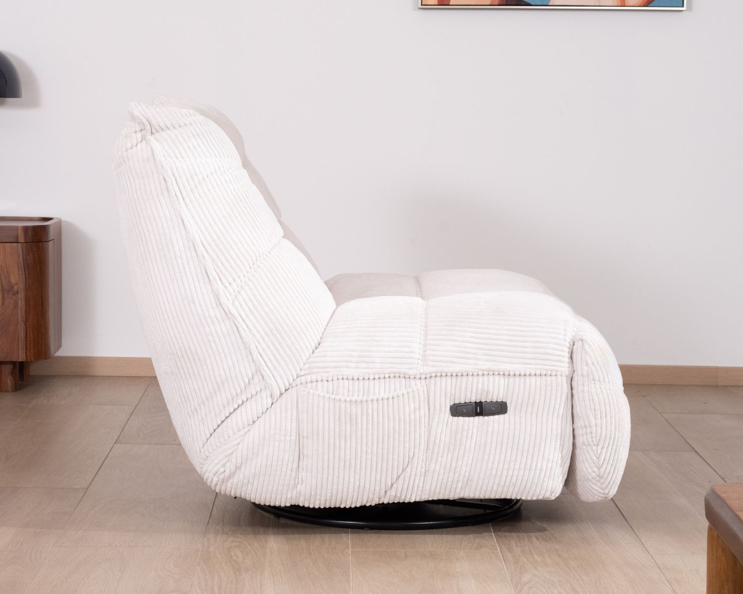 Poltrona girevole e reclinabile "Cascada" in velluto a coste ecrù