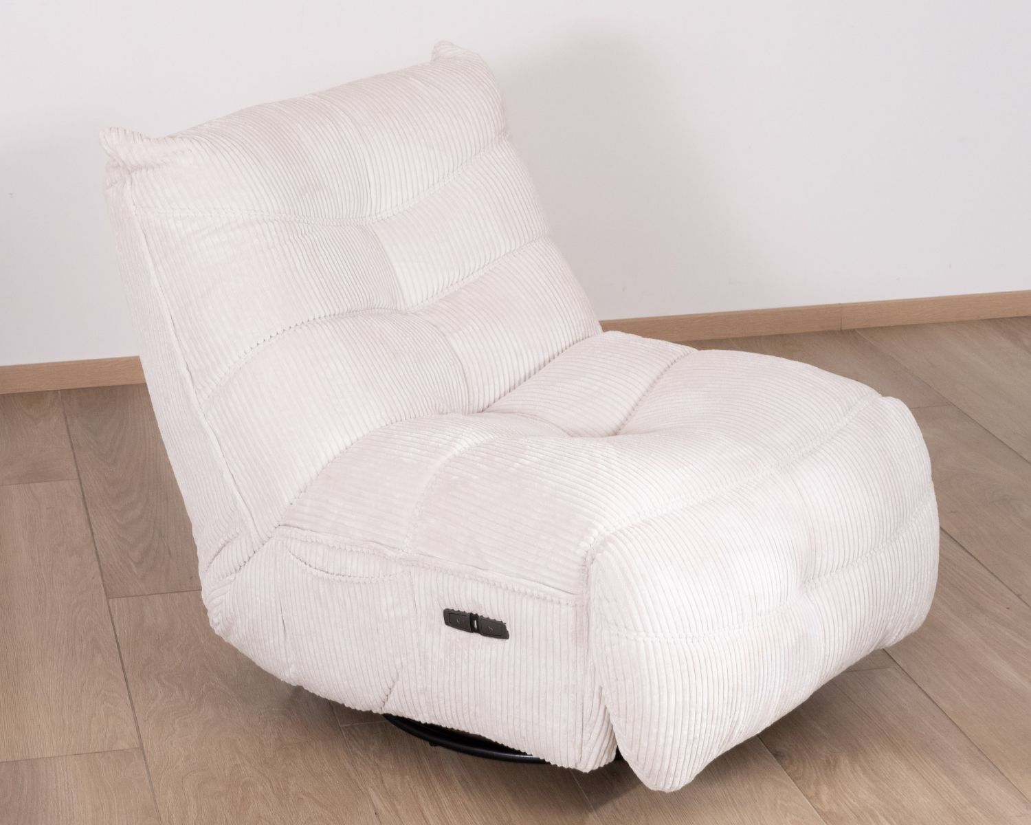 Poltrona girevole e reclinabile "Cascada" in velluto a coste ecrù
