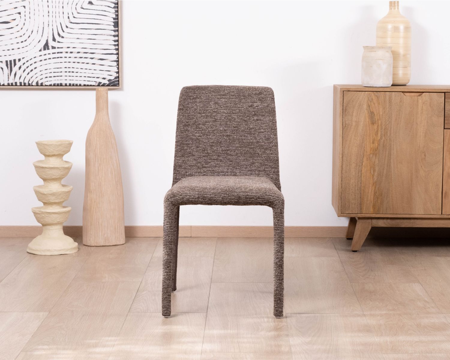 Set di 4 sedie contemporanee in tessuto "Otto" marrone cacao con imbottitura completa e linee pulite