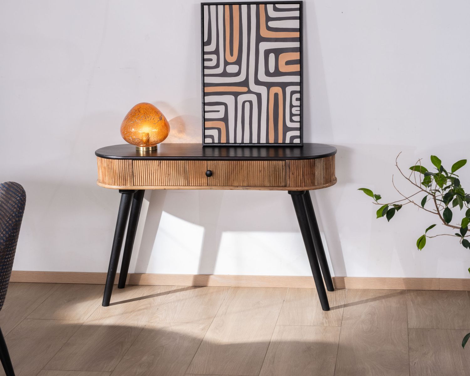 Consolle dal design retrò bicolore "Boogie" in acacia e nero