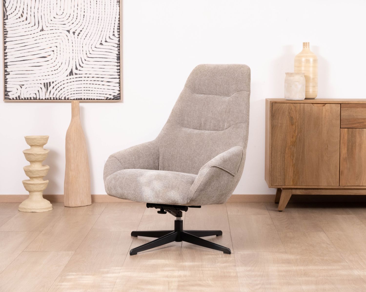 Poltrona lounge girevole e reclinabile "Mado" in tessuto bouclette color tortora, design confortevole e avvolgente