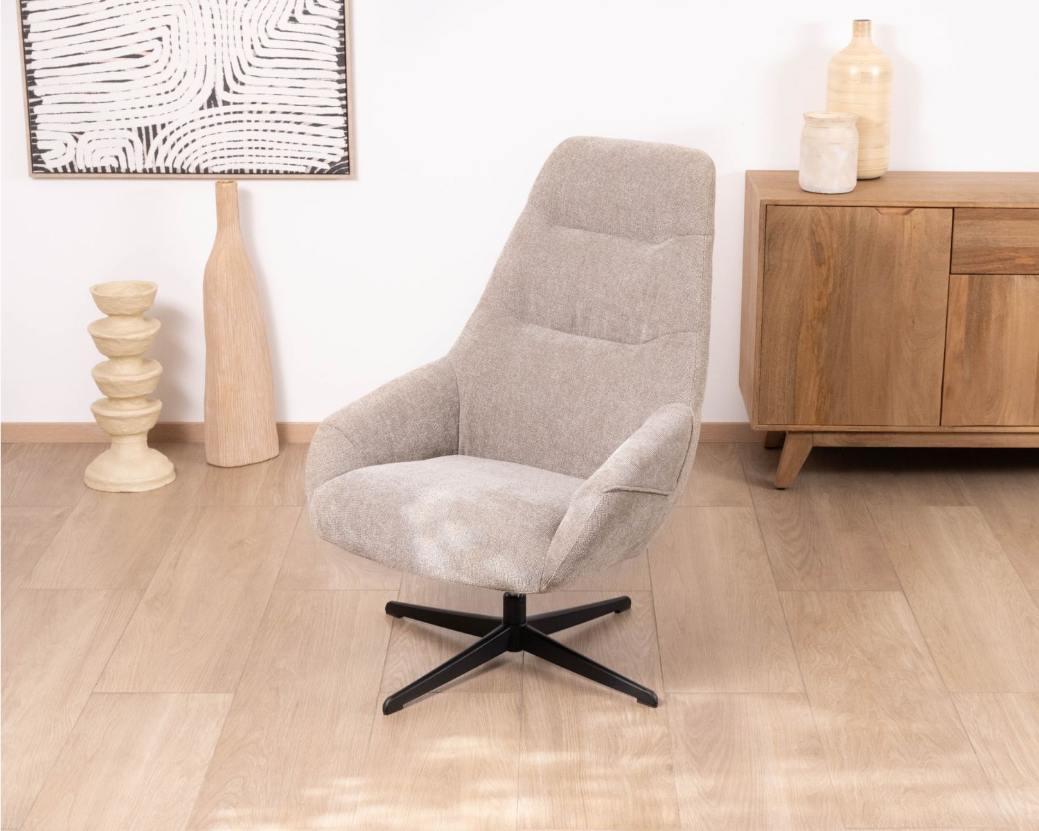 Poltrona lounge girevole e reclinabile "Mado" in tessuto bouclette color tortora, design confortevole e avvolgente