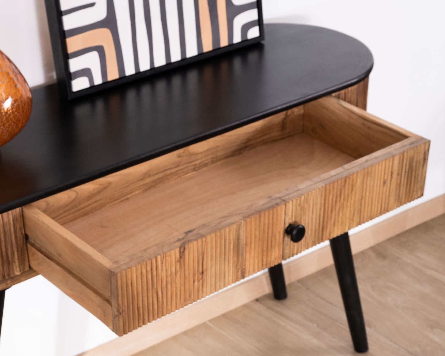 Consolle dal design retrò bicolore "Boogie" in acacia e nero