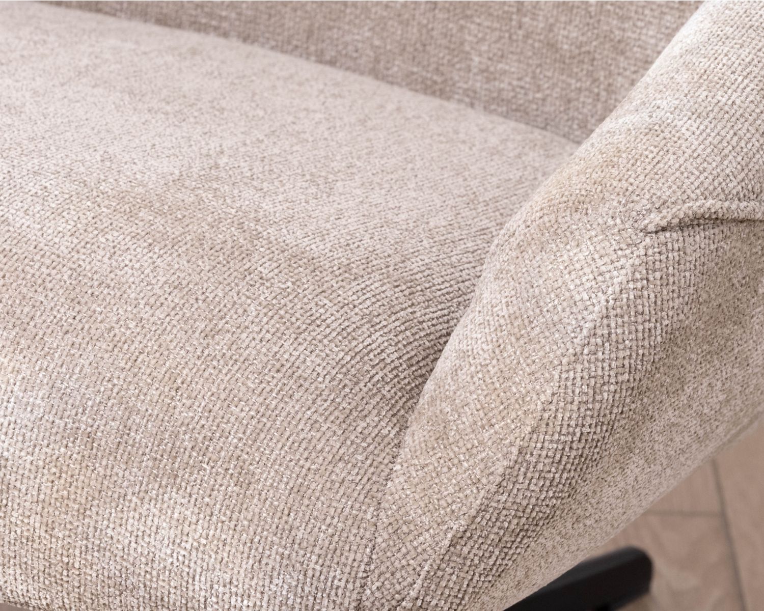 Poltrona lounge girevole e reclinabile "Mado" in tessuto bouclette color tortora, design confortevole e avvolgente