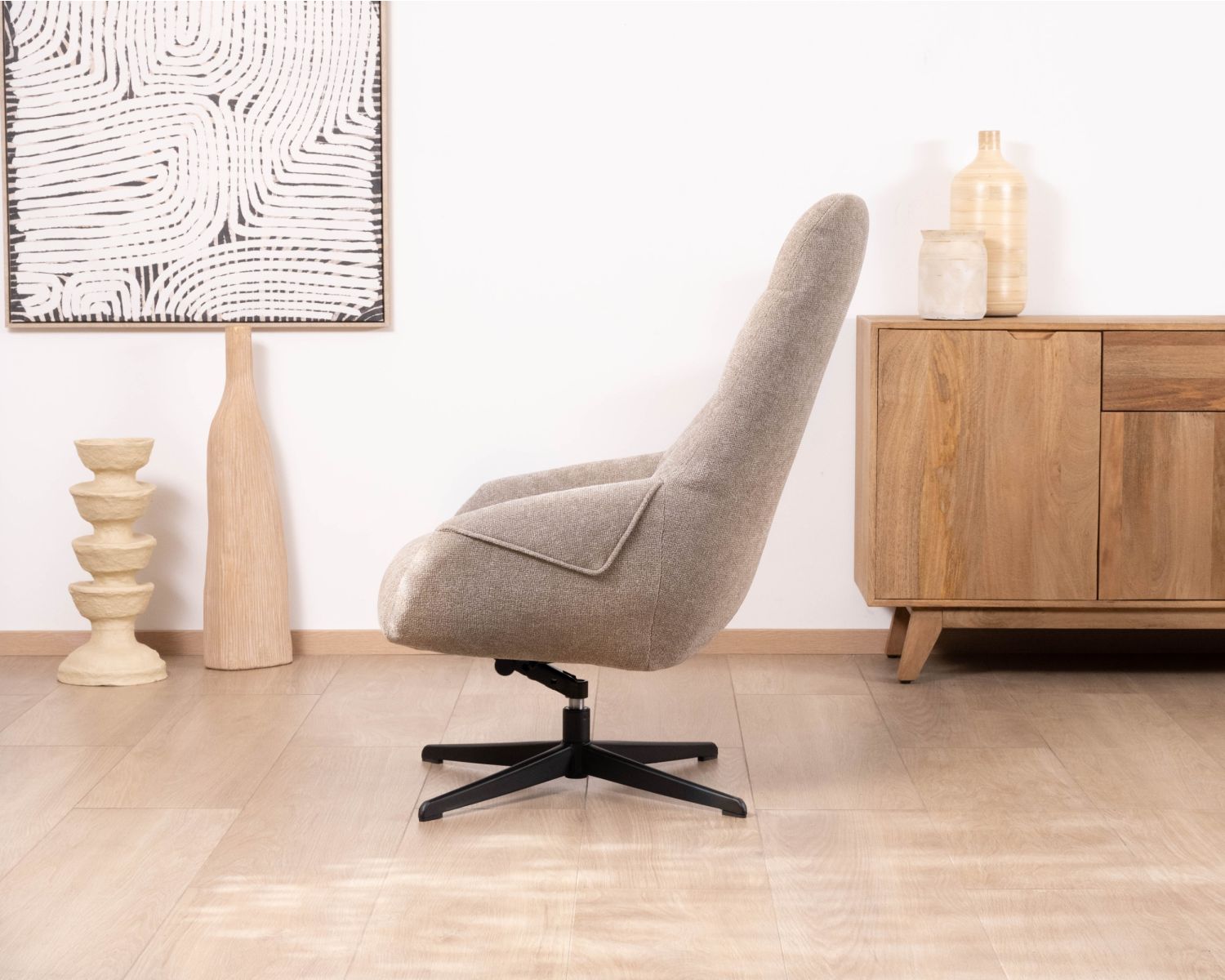 Poltrona lounge girevole e reclinabile "Mado" in tessuto bouclette color tortora, design confortevole e avvolgente