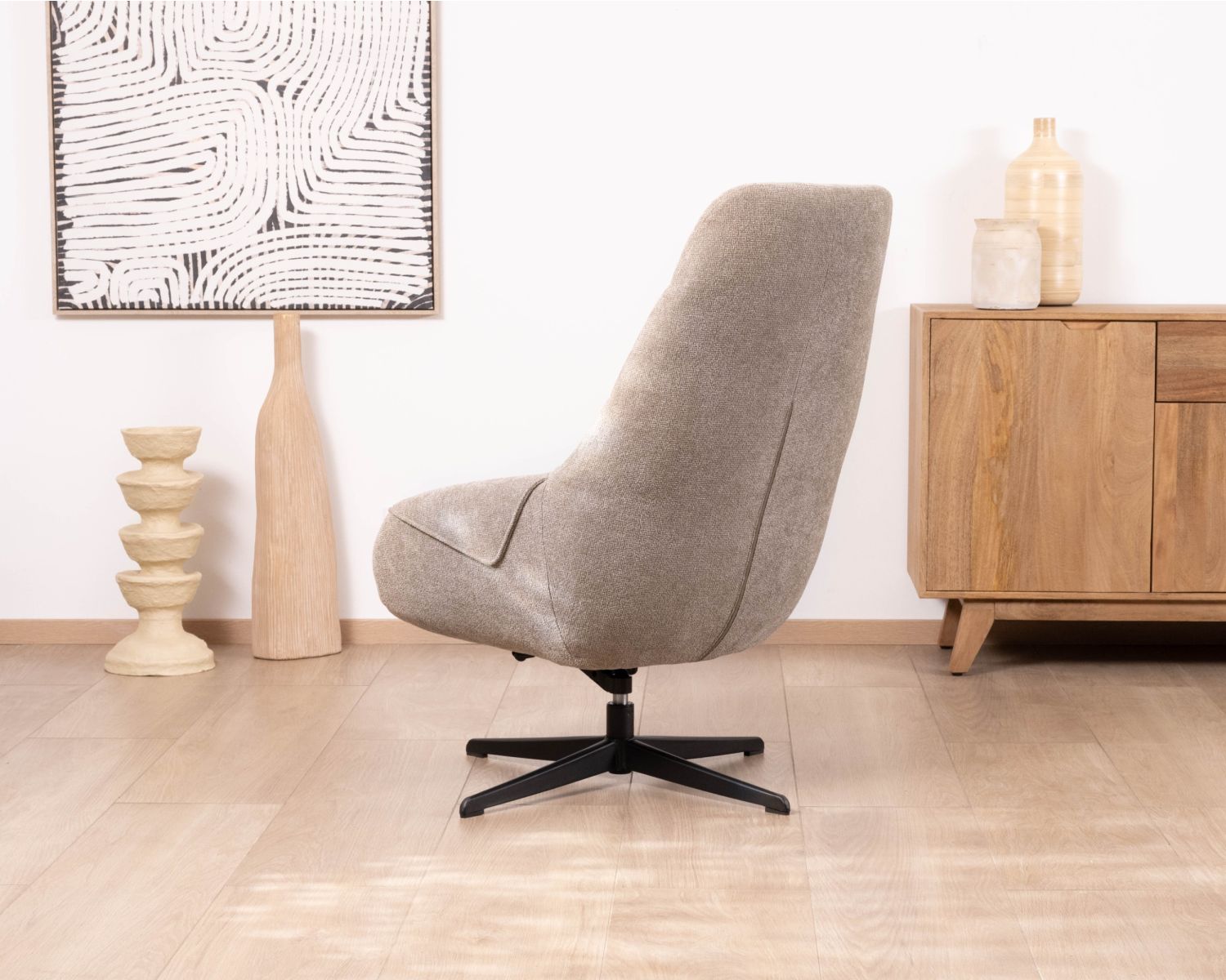 Poltrona lounge girevole e reclinabile "Mado" in tessuto bouclette color tortora, design confortevole e avvolgente