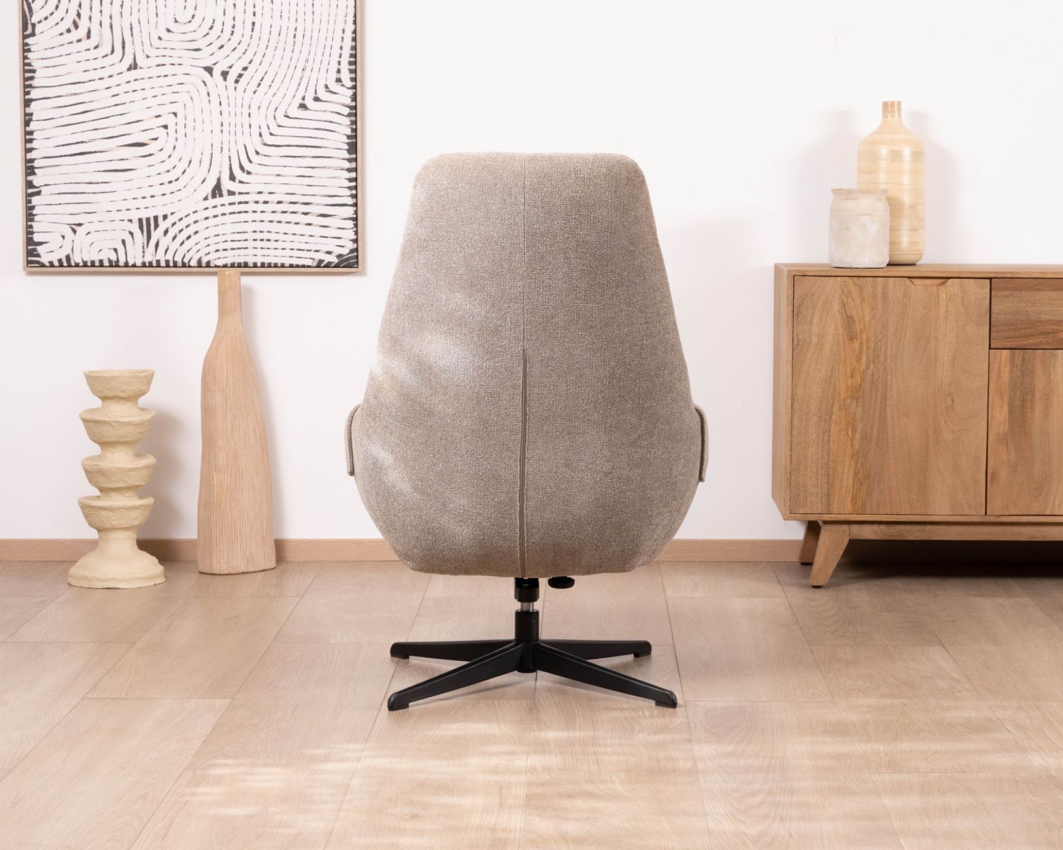 Poltrona lounge girevole e reclinabile "Mado" in tessuto bouclette color tortora, design confortevole e avvolgente