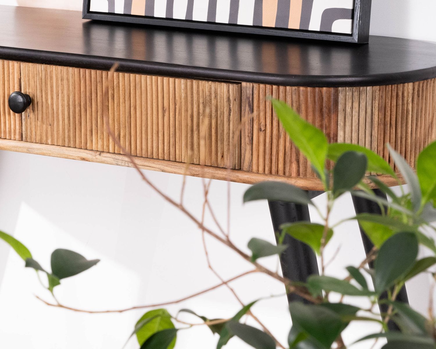 Consolle dal design retrò bicolore "Boogie" in acacia e nero