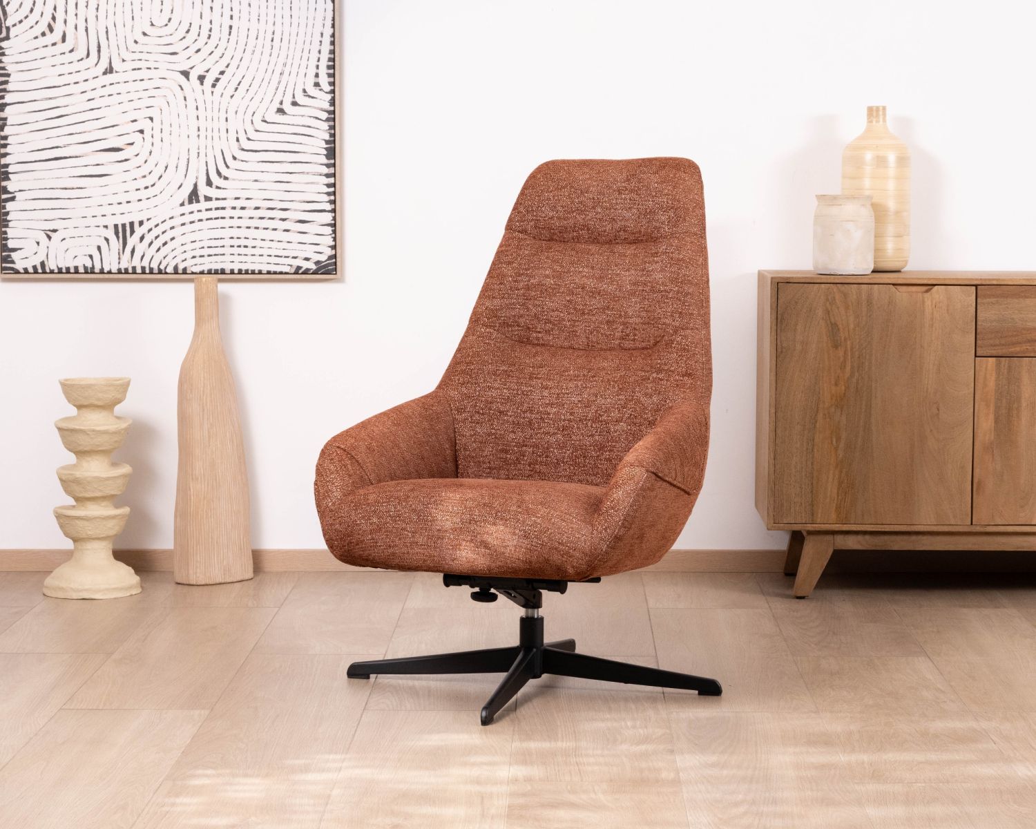 Poltrona girevole e reclinabile "Mado" in tessuto bouclette terracotta, silhouette organica