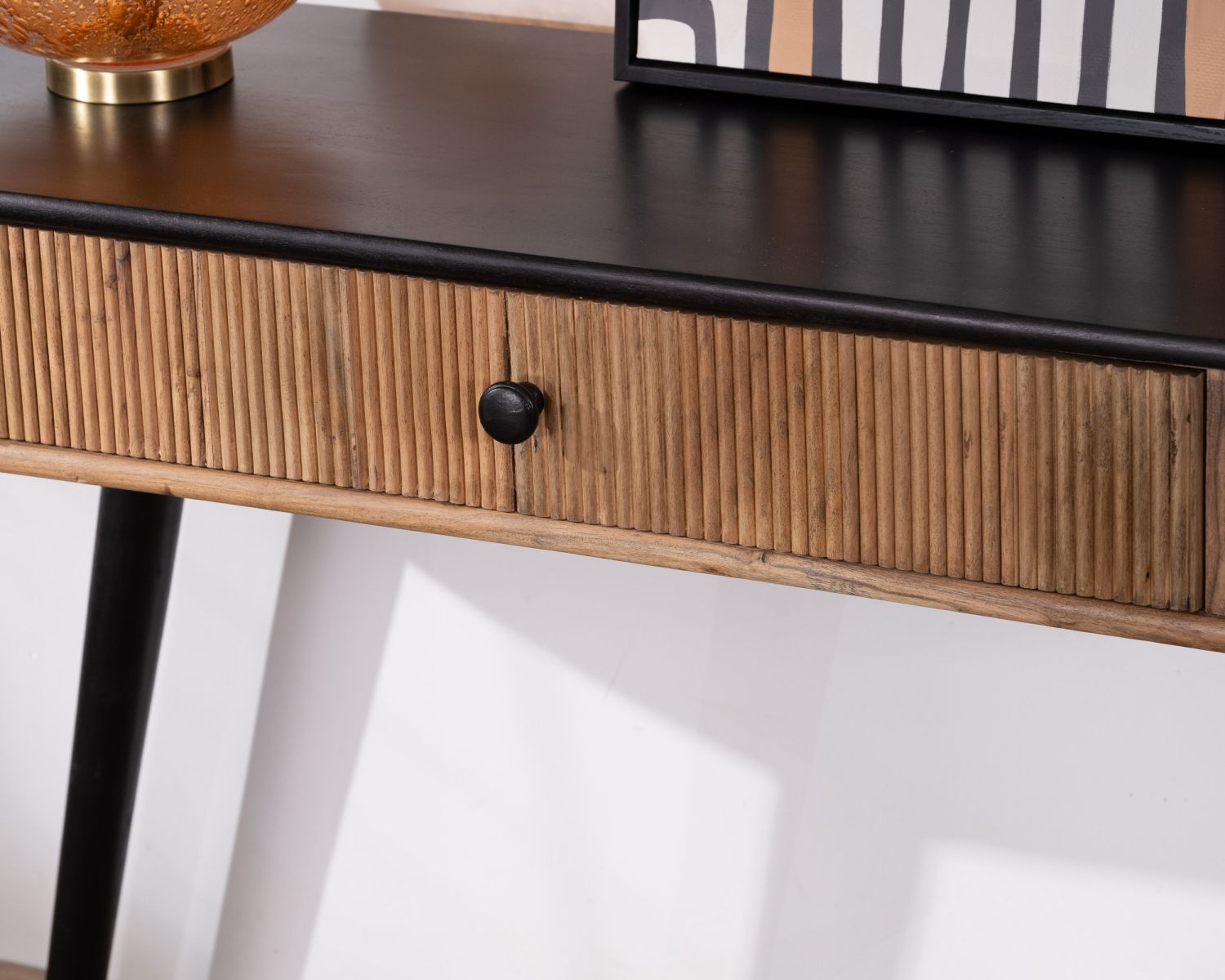 Consolle dal design retrò bicolore "Boogie" in acacia e nero