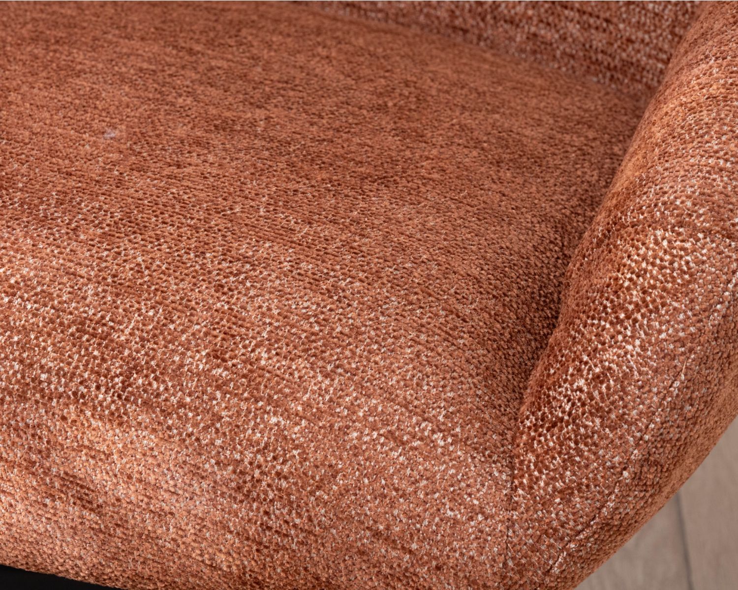 Poltrona girevole e reclinabile "Mado" in tessuto bouclette terracotta, silhouette organica