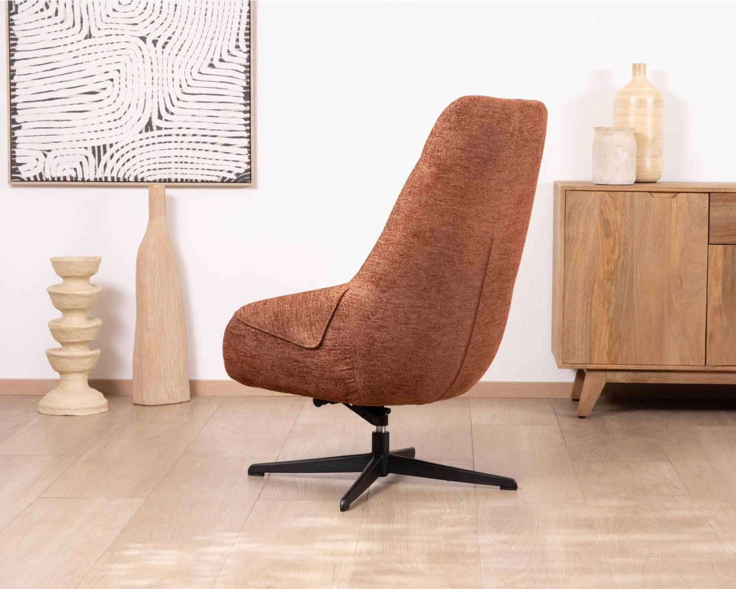 Poltrona girevole e reclinabile "Mado" in tessuto bouclette terracotta, silhouette organica