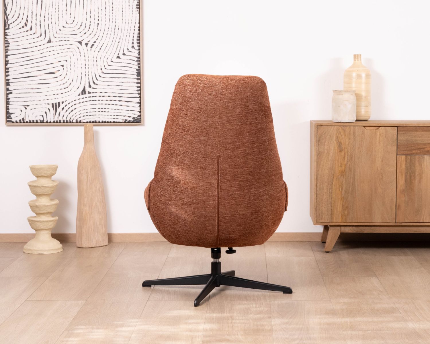 Poltrona girevole e reclinabile "Mado" in tessuto bouclette terracotta, silhouette organica
