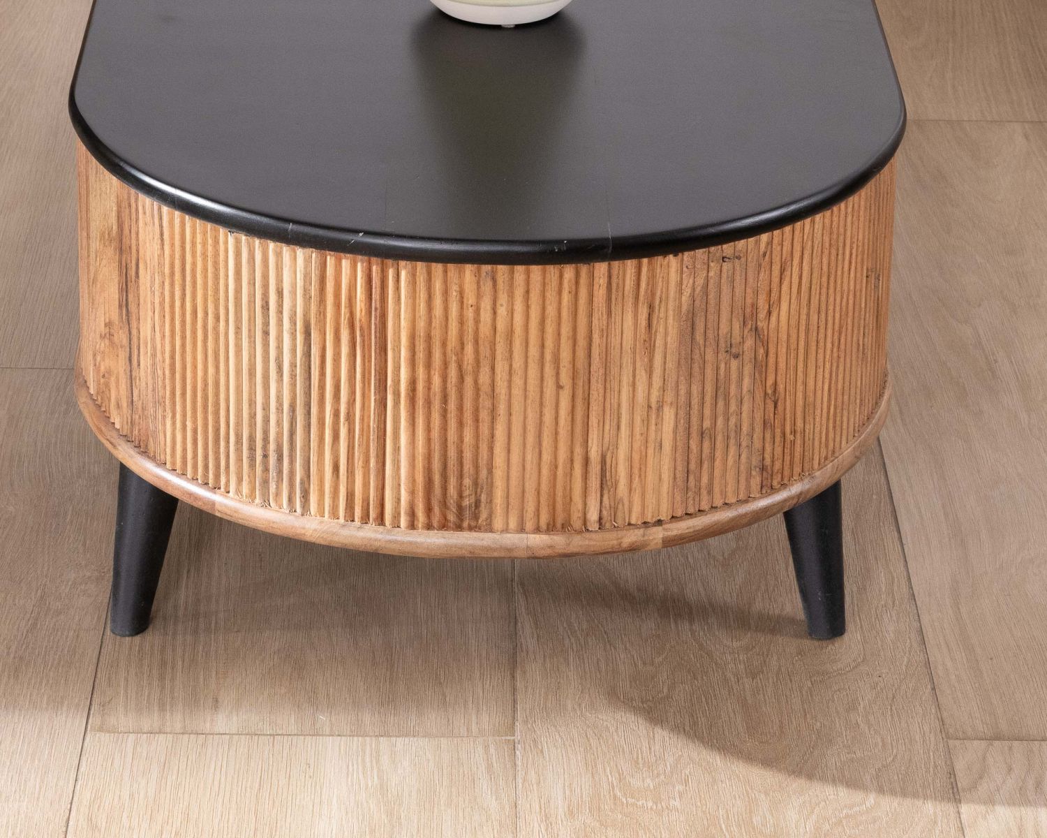 Tavolino rotondo vintage "Boogie" in legno di acacia naturale e nero