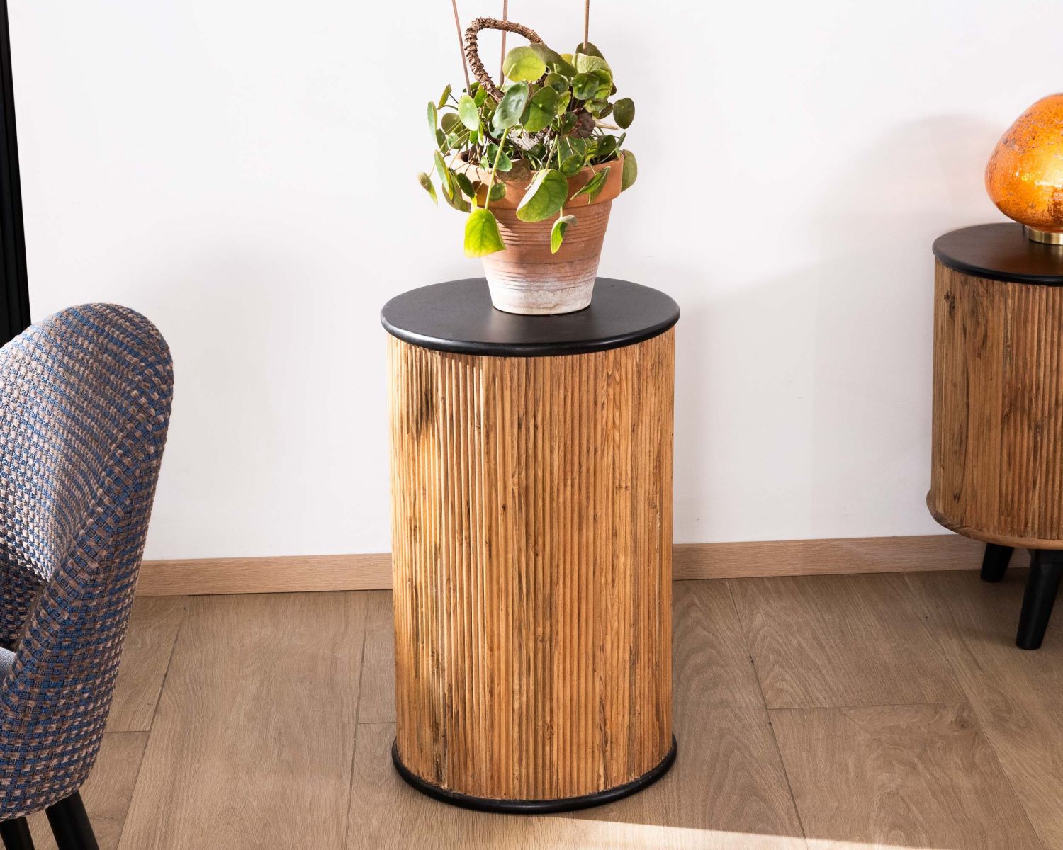 Sgabello scanalato bicolore in stile vintage "Boogie" in acacia con finitura a olio