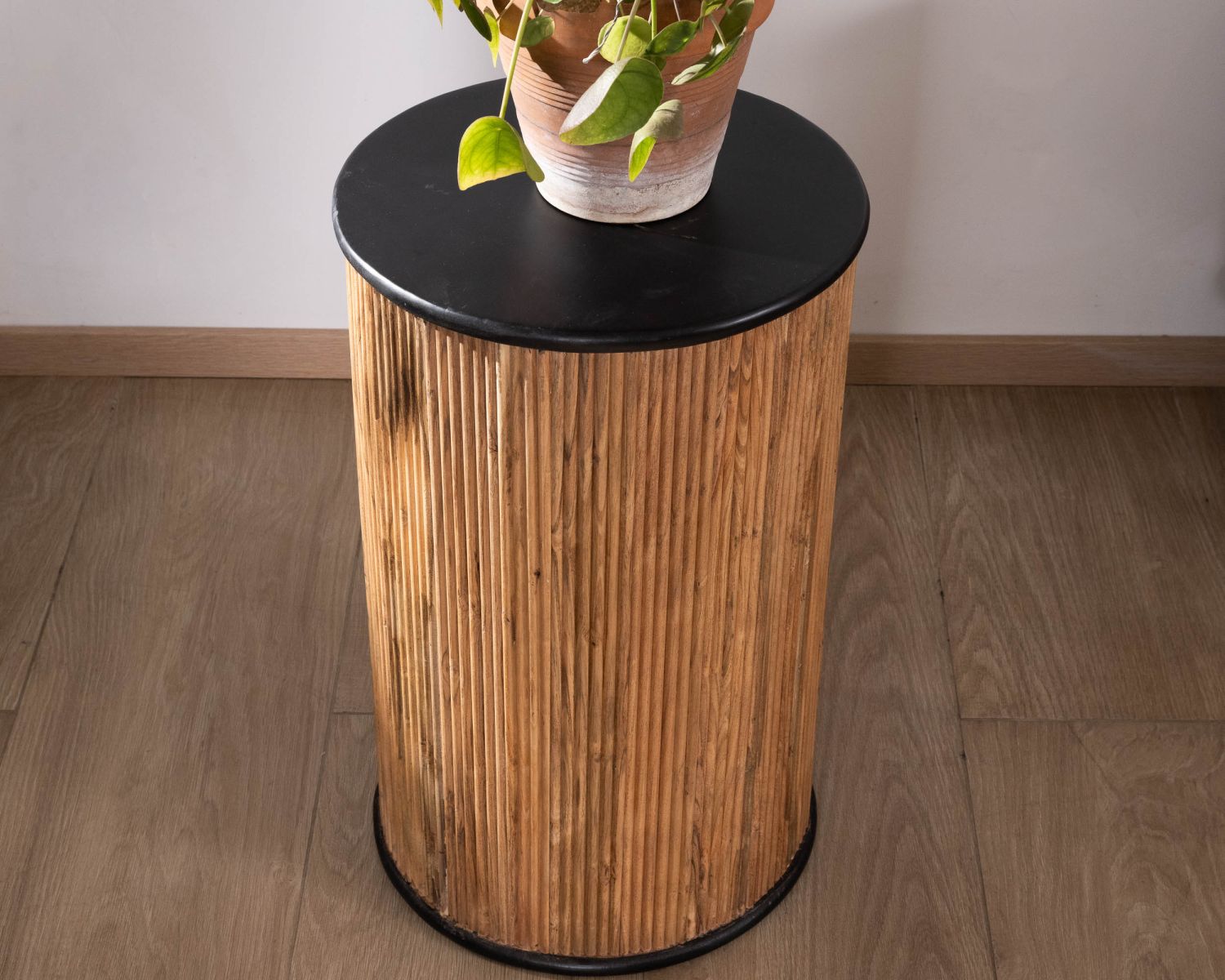 Sgabello scanalato bicolore in stile vintage "Boogie" in acacia con finitura a olio