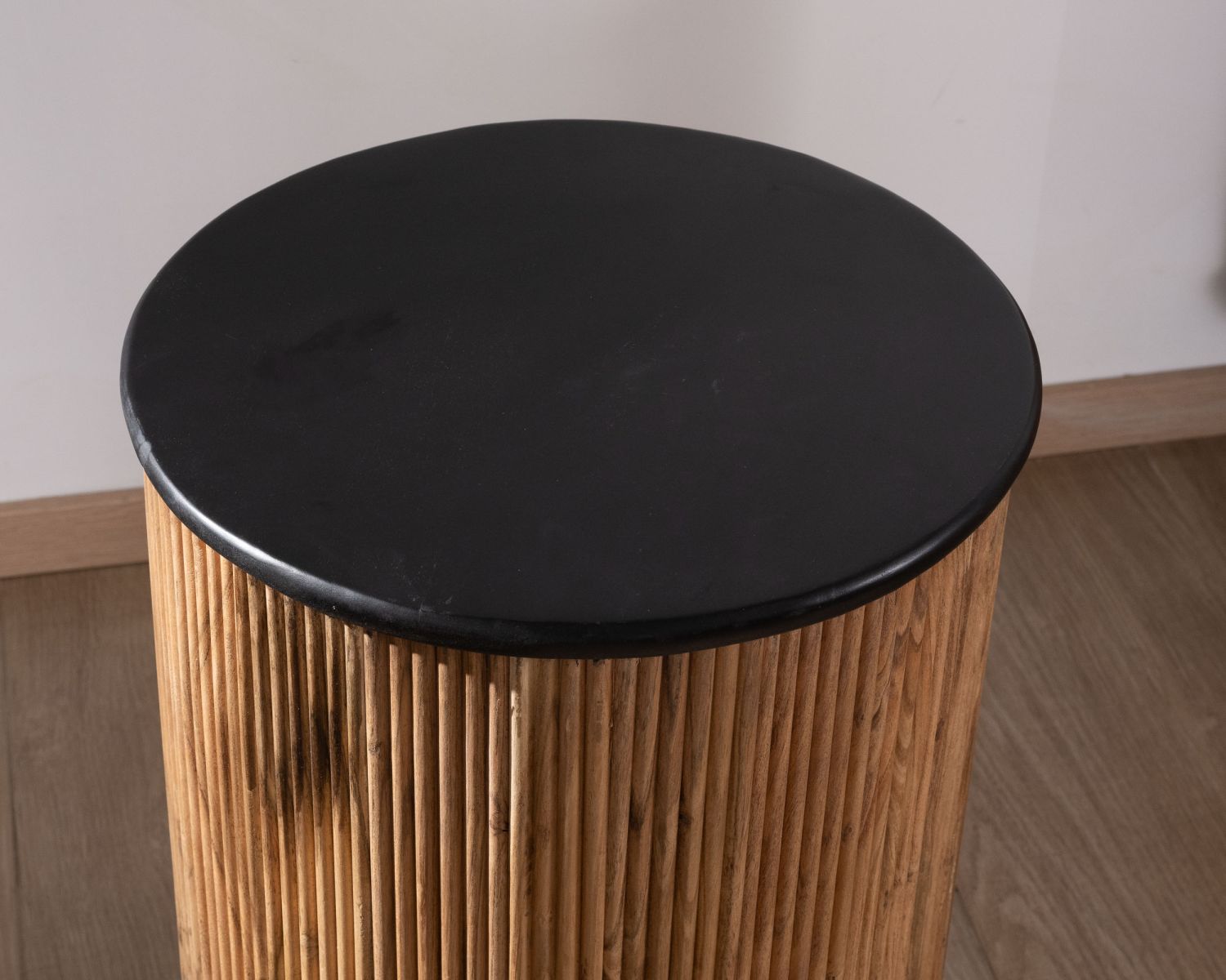 Sgabello scanalato bicolore in stile vintage "Boogie" in acacia con finitura a olio