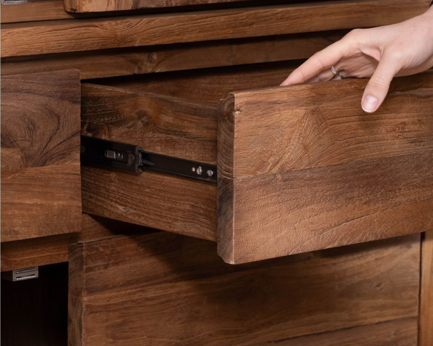 Armadio portavivande contemporaneo "Kayoa" in teak rigenerato e ante in vetro
