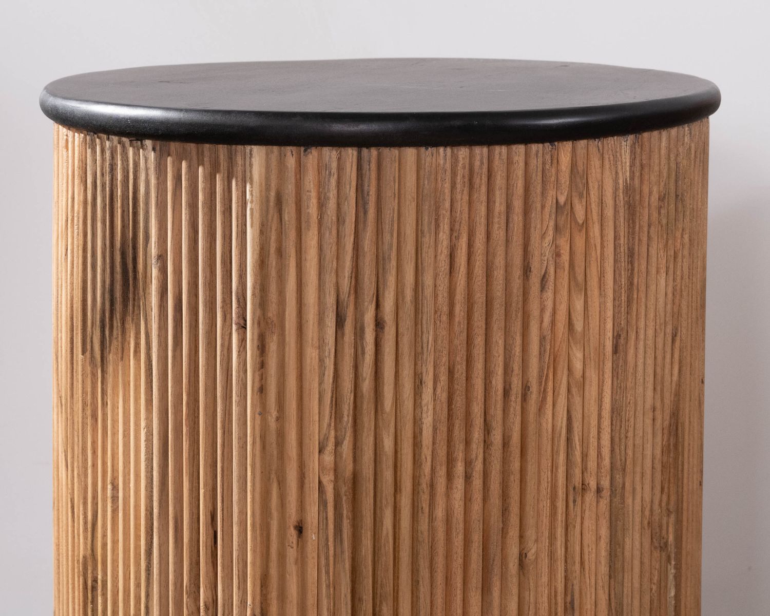 Sgabello scanalato bicolore in stile vintage "Boogie" in acacia con finitura a olio