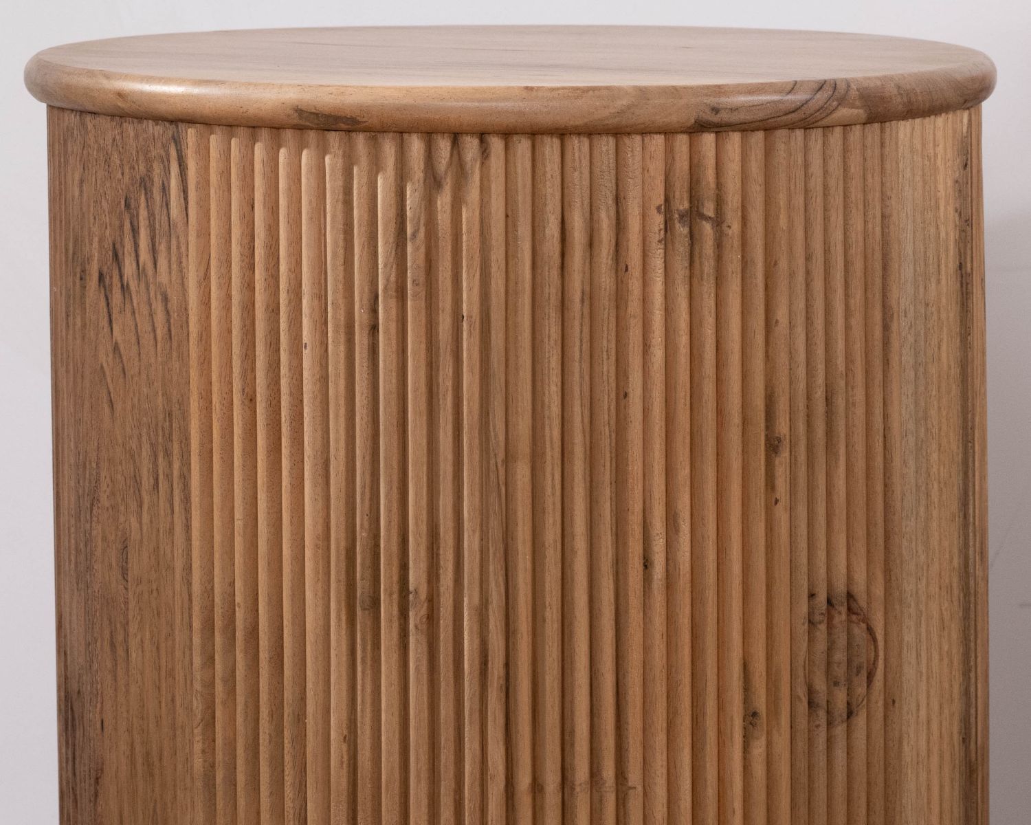 Sgabello scanalato in stile vintage "Boomer" in acacia con finitura a olio