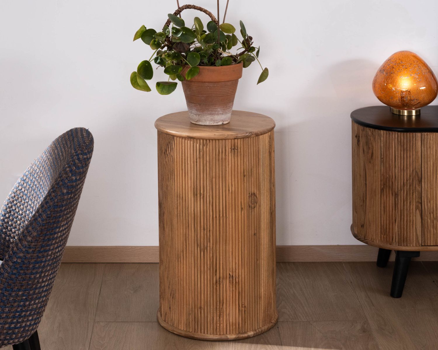 Sgabello scanalato in stile vintage "Boomer" in acacia con finitura a olio