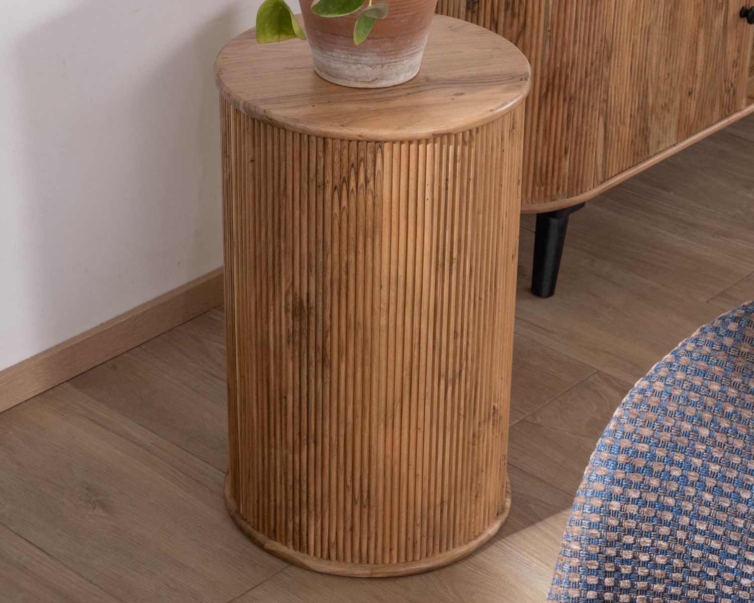 Sgabello scanalato in stile vintage "Boomer" in acacia con finitura a olio