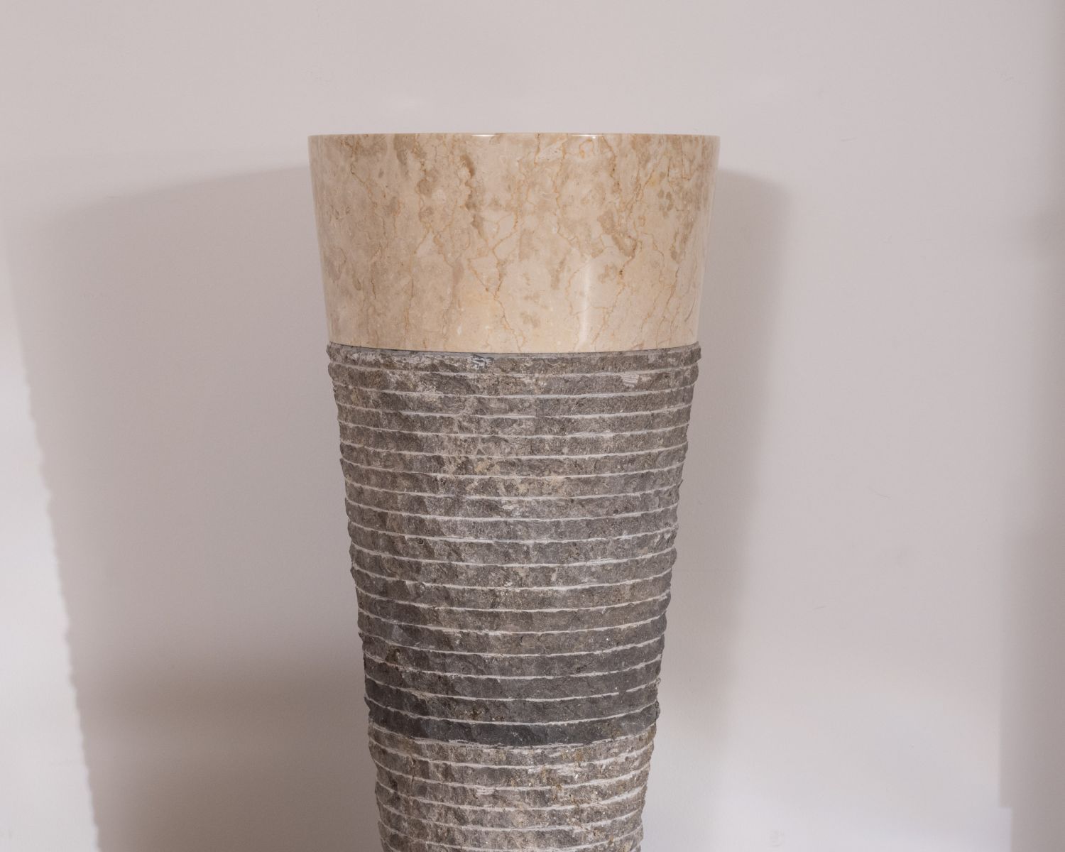 Lavabo a colonna in marmo grigio e nero "Stone" a doppia texture