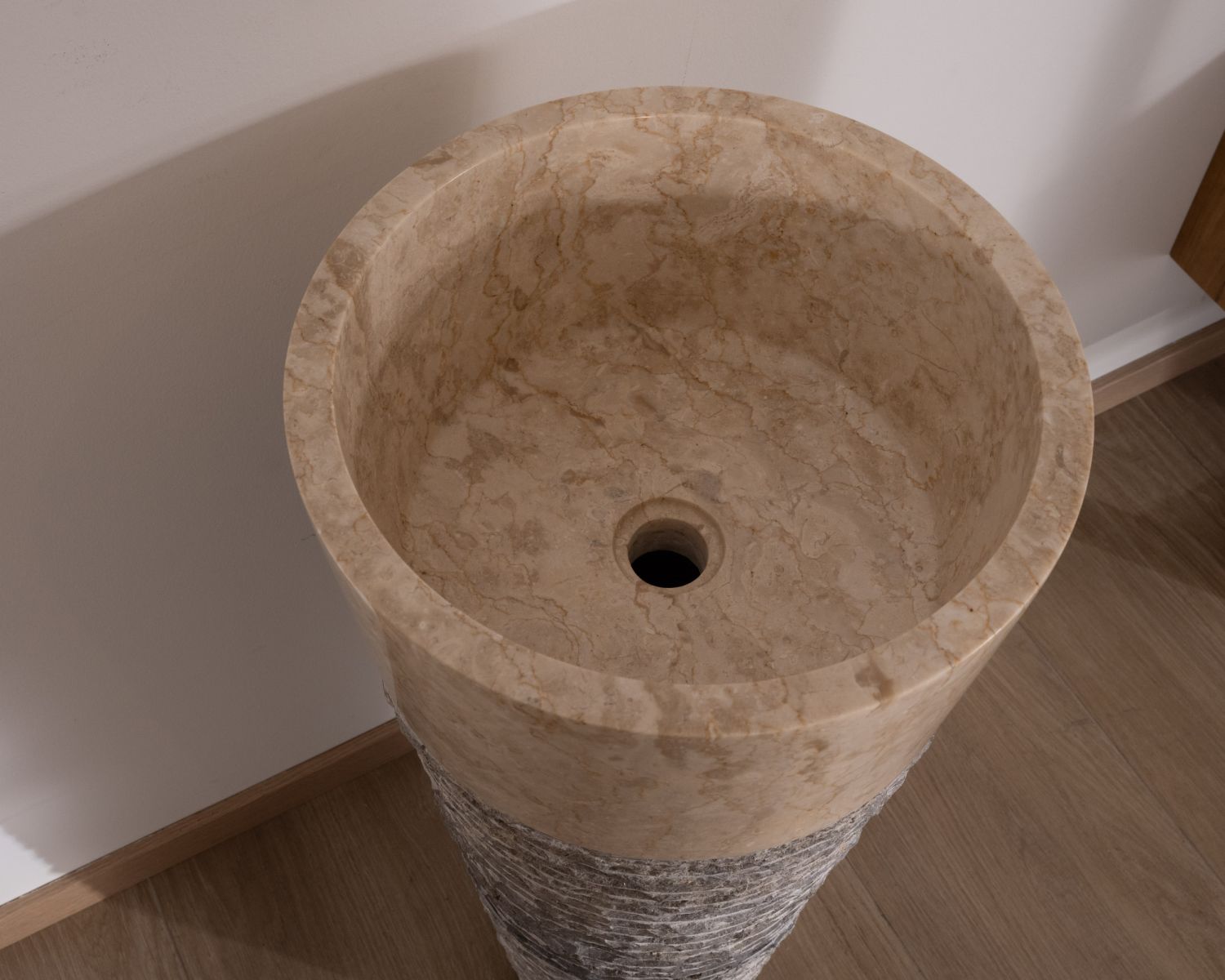 Lavabo a colonna in marmo grigio e nero "Stone" a doppia texture