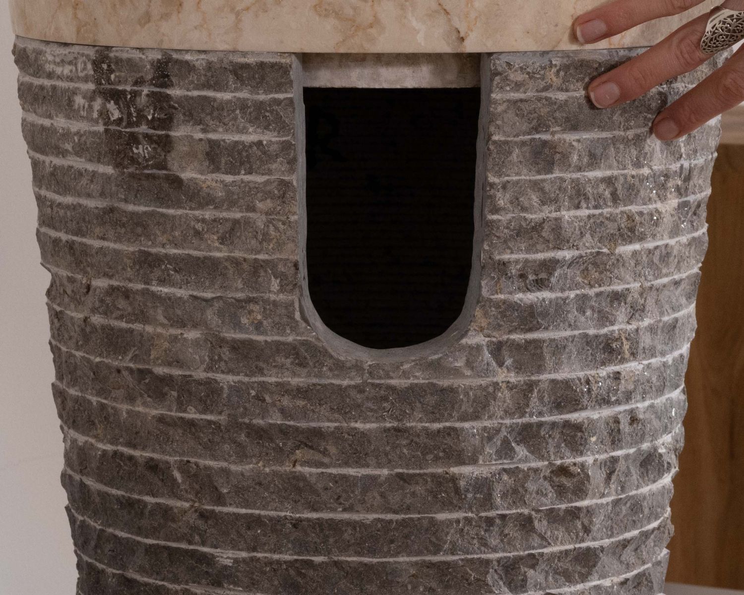 Lavabo a colonna in marmo grigio e nero "Stone" a doppia texture