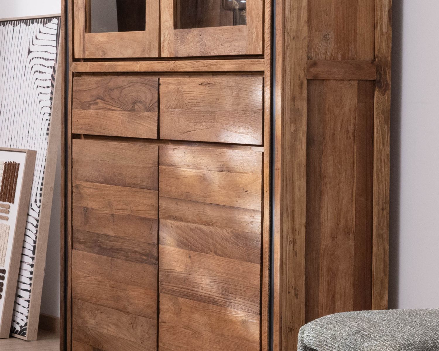 Armadio portavivande contemporaneo "Kayoa" in teak rigenerato e ante in vetro
